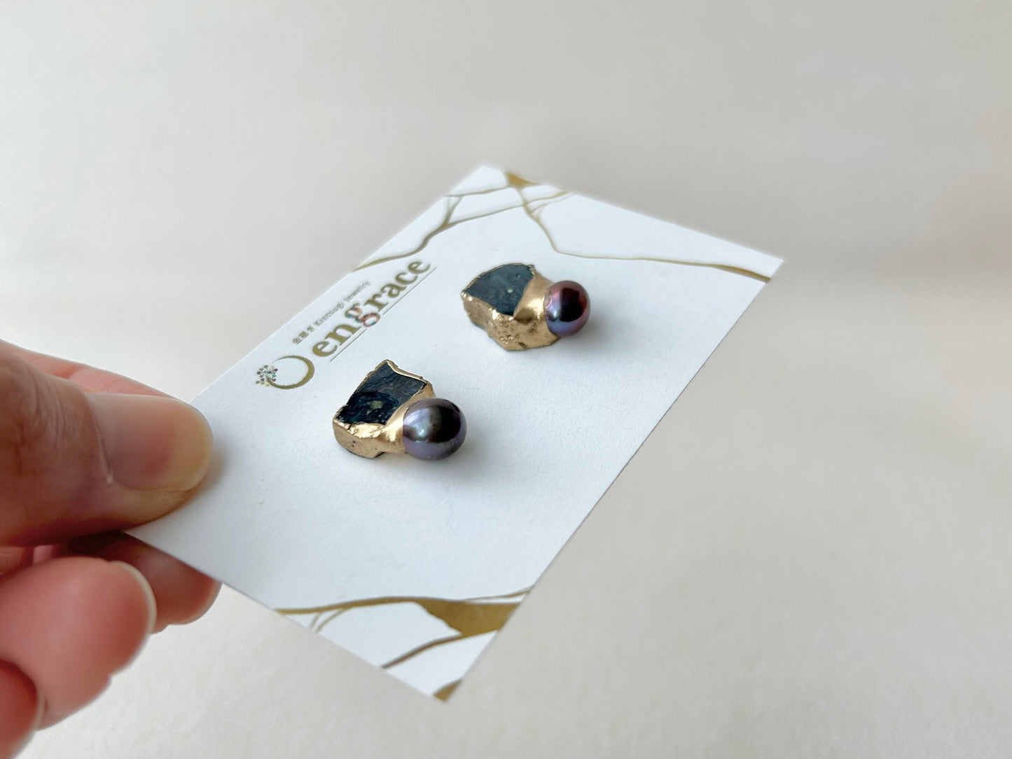 Imari Ware Kintsugi Titanium Earrings Gold Carnelian