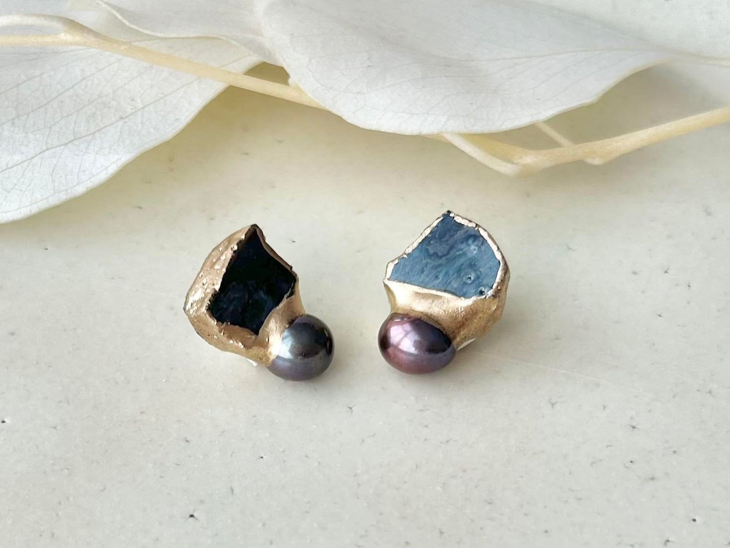 Imari Ware Kintsugi Titanium Earrings Gold Carnelian