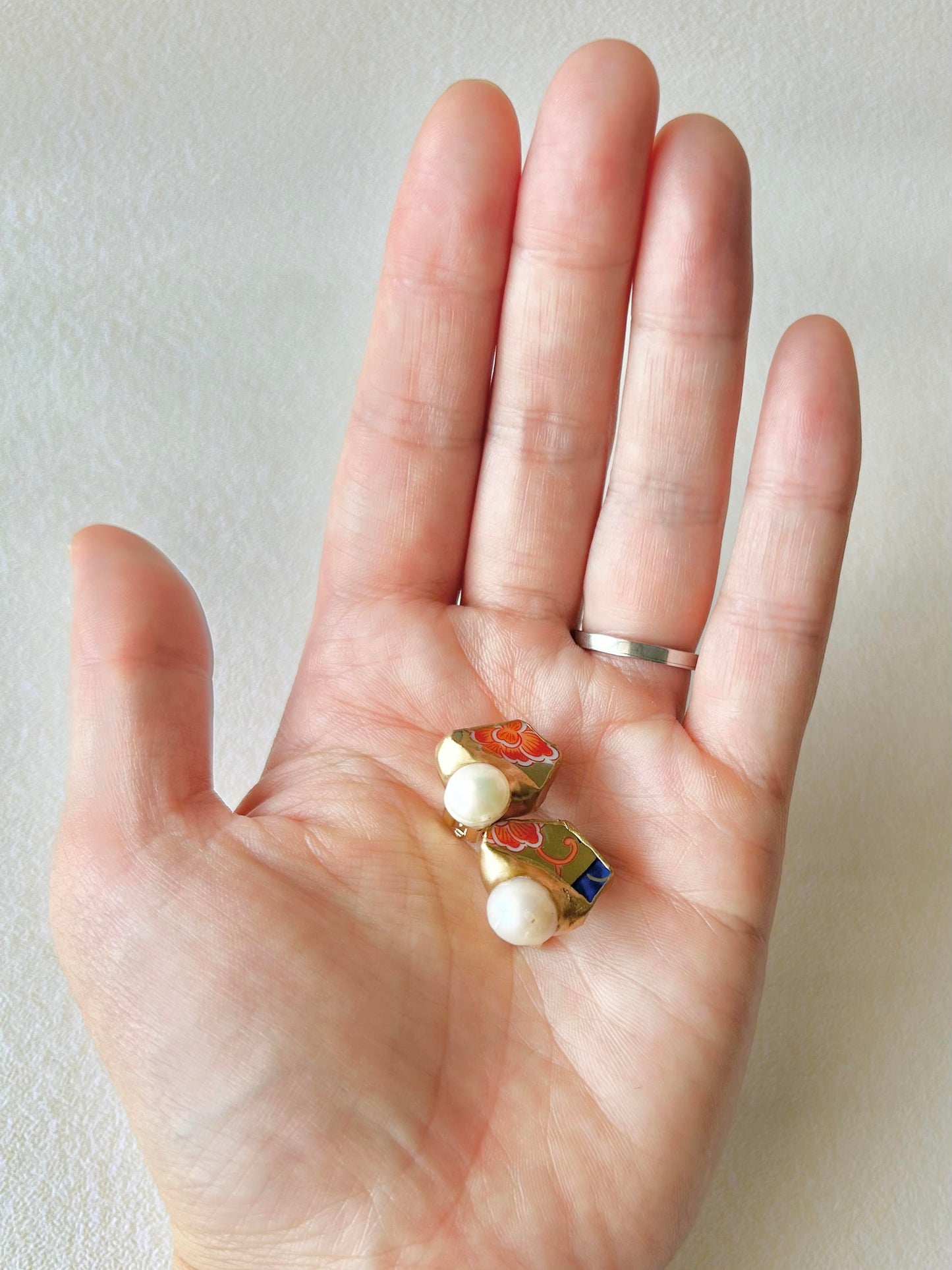 Imari Ware Kintsugi Titanium Earrings Gold Carnelian