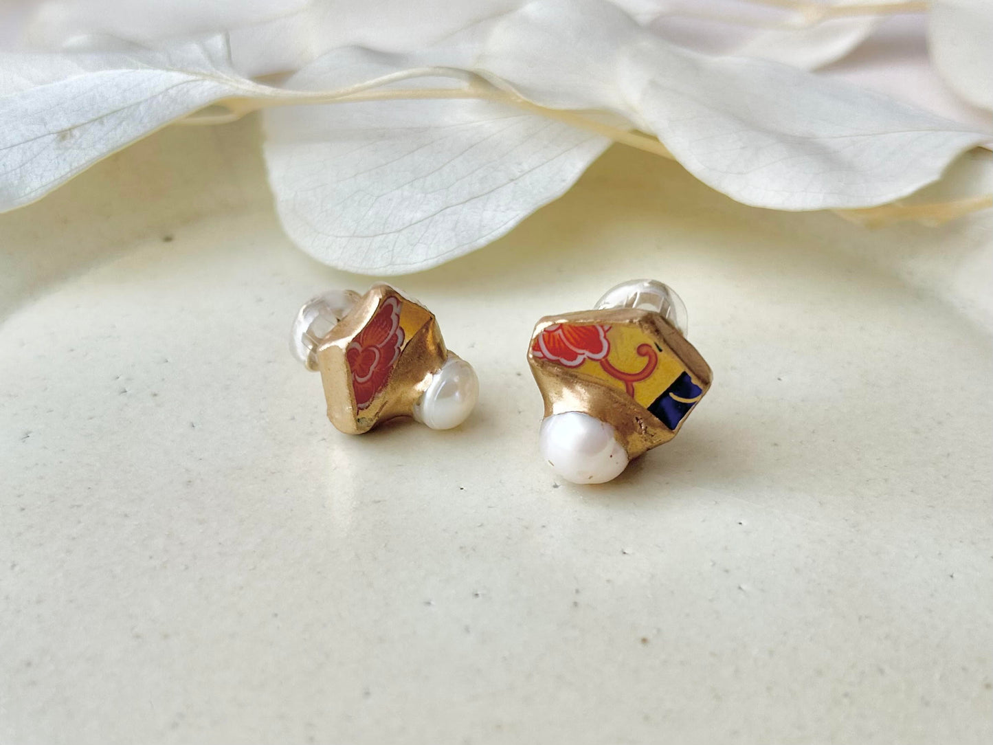 Imari Ware Kintsugi Titanium Earrings Gold Carnelian