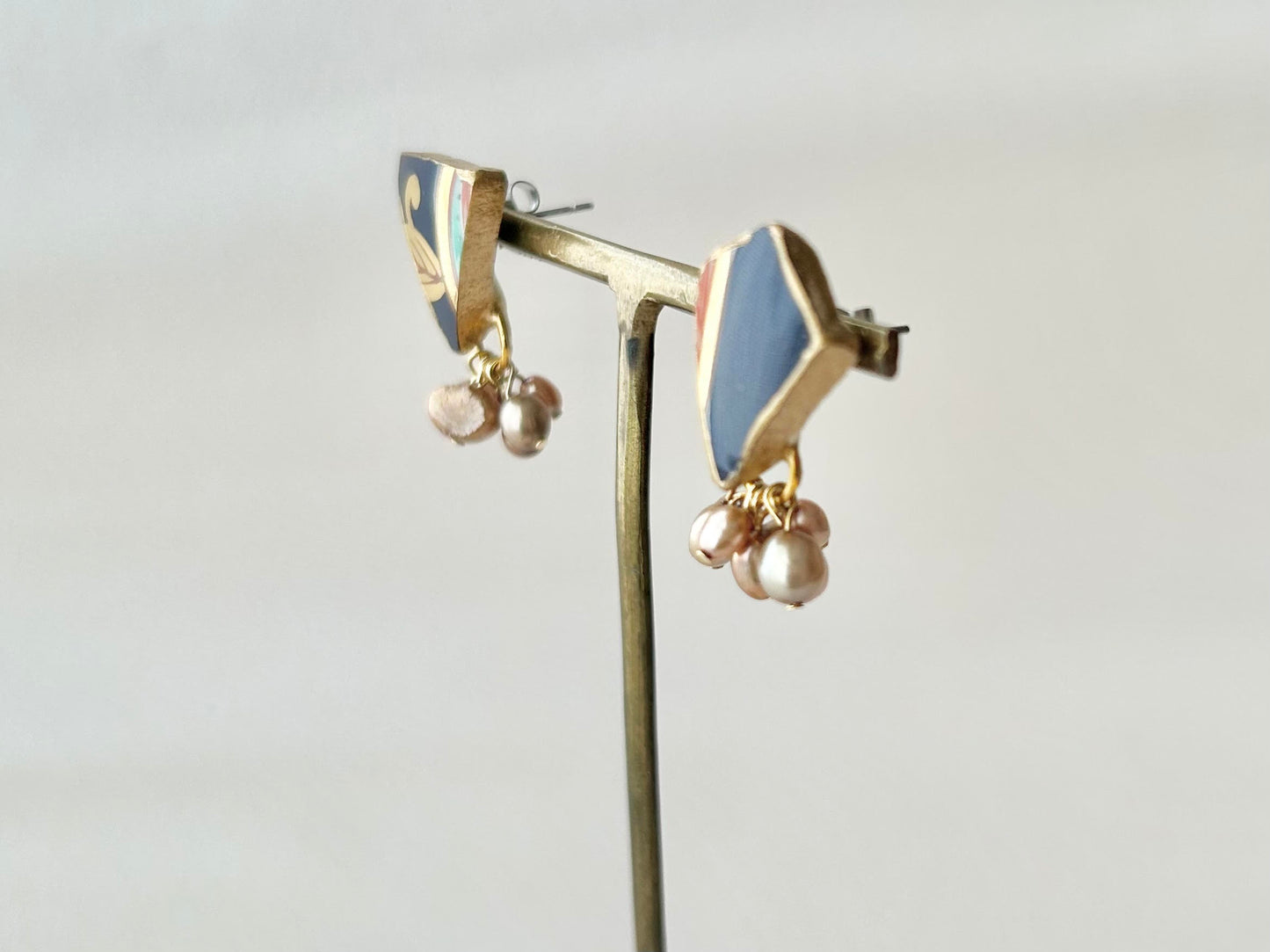 Imari Ware Kintsugi Titanium Earrings Gold Carnelian