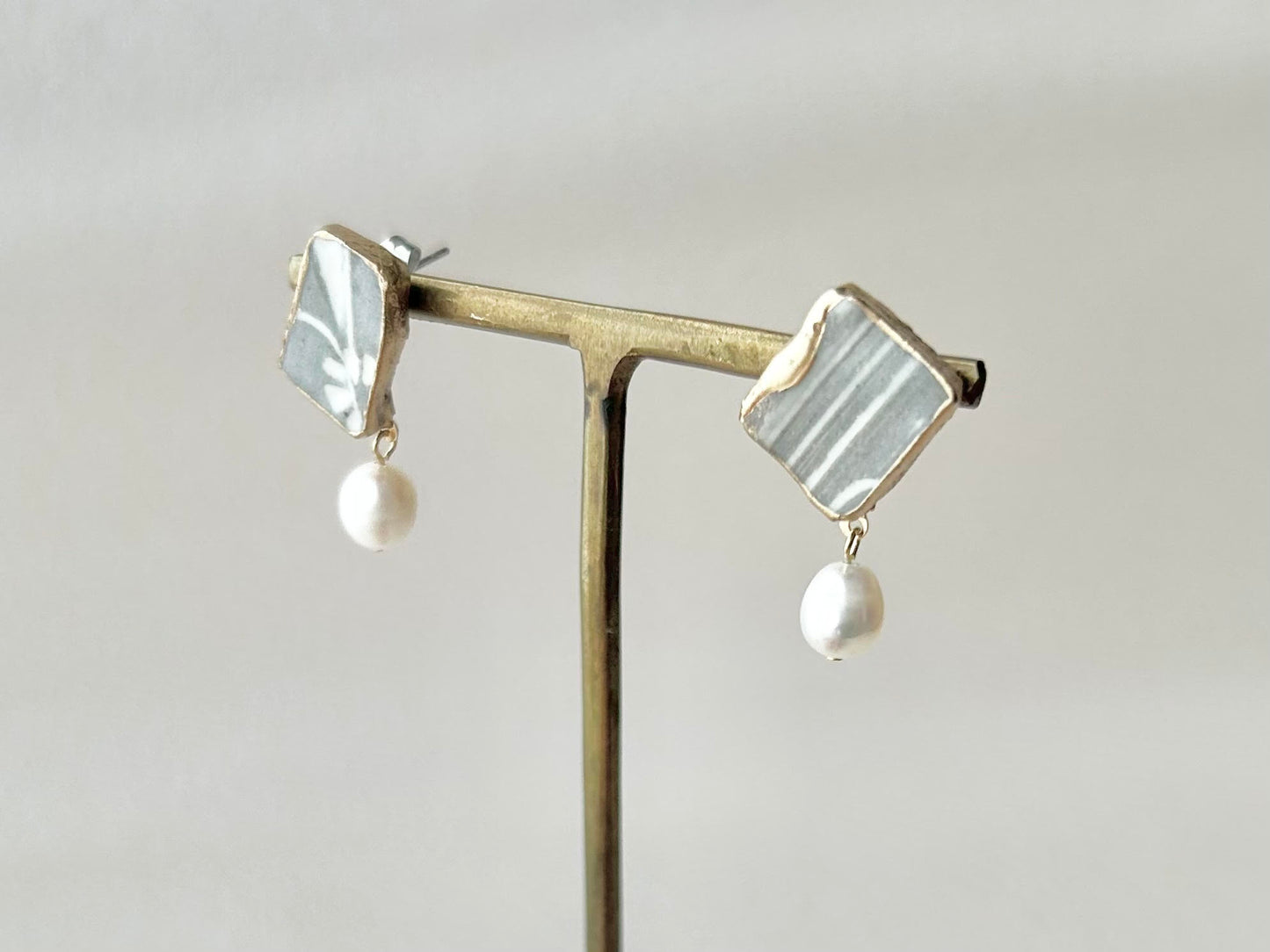 Imari Ware Kintsugi Titanium Earrings Gold Carnelian