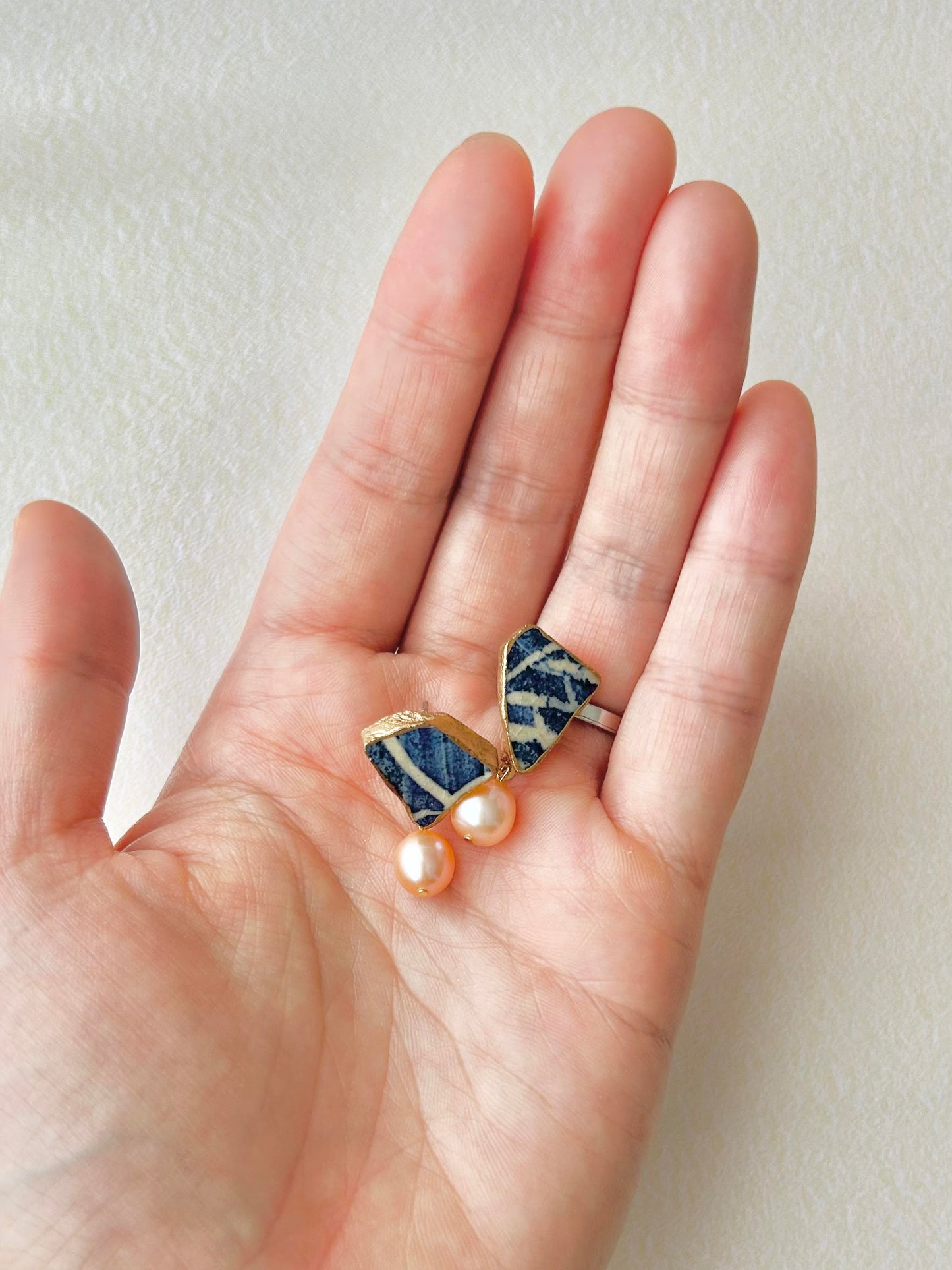 Imari Ware Kintsugi Titanium Earrings Gold Carnelian