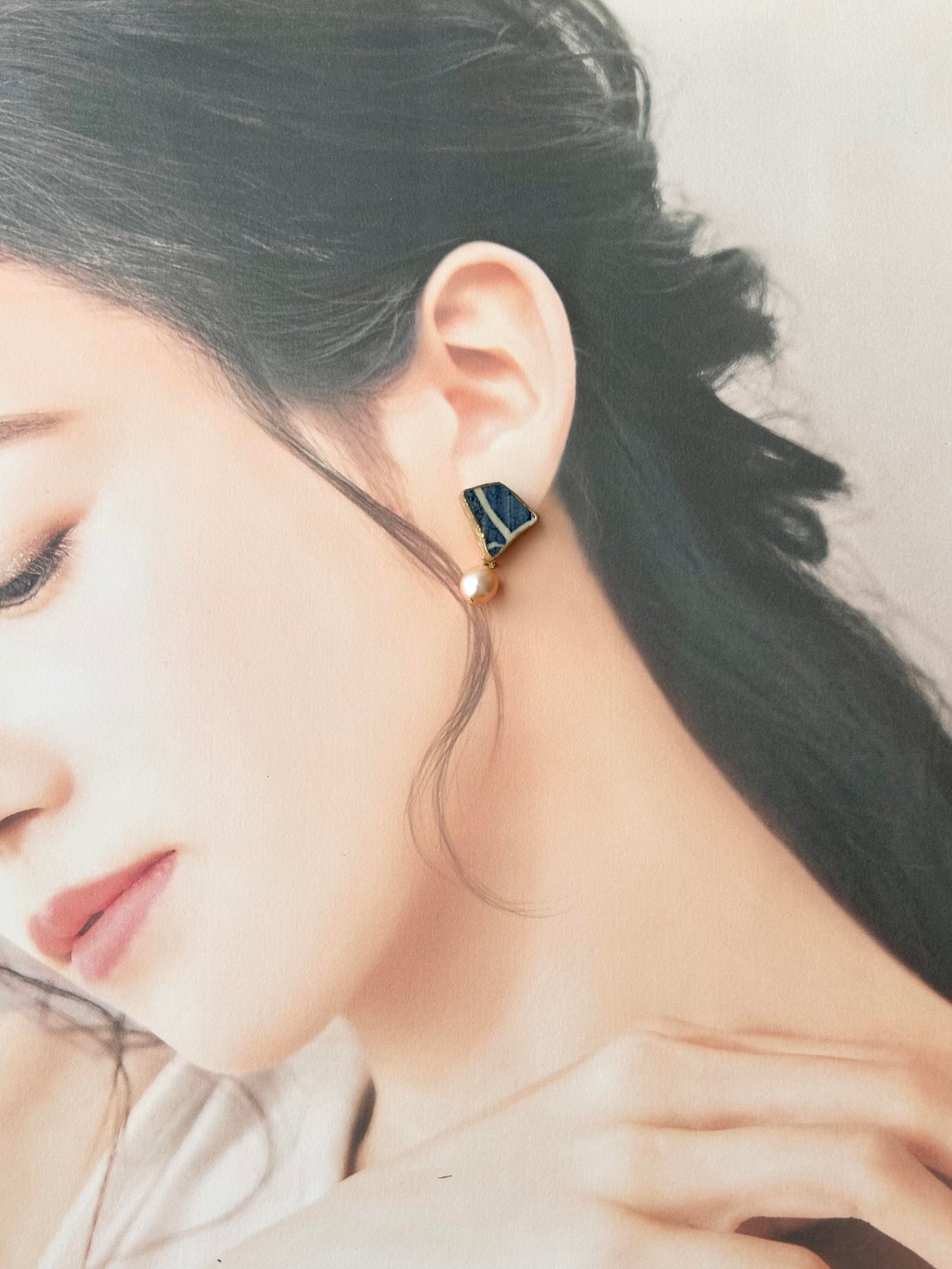 Imari Ware Kintsugi Titanium Earrings Gold Carnelian