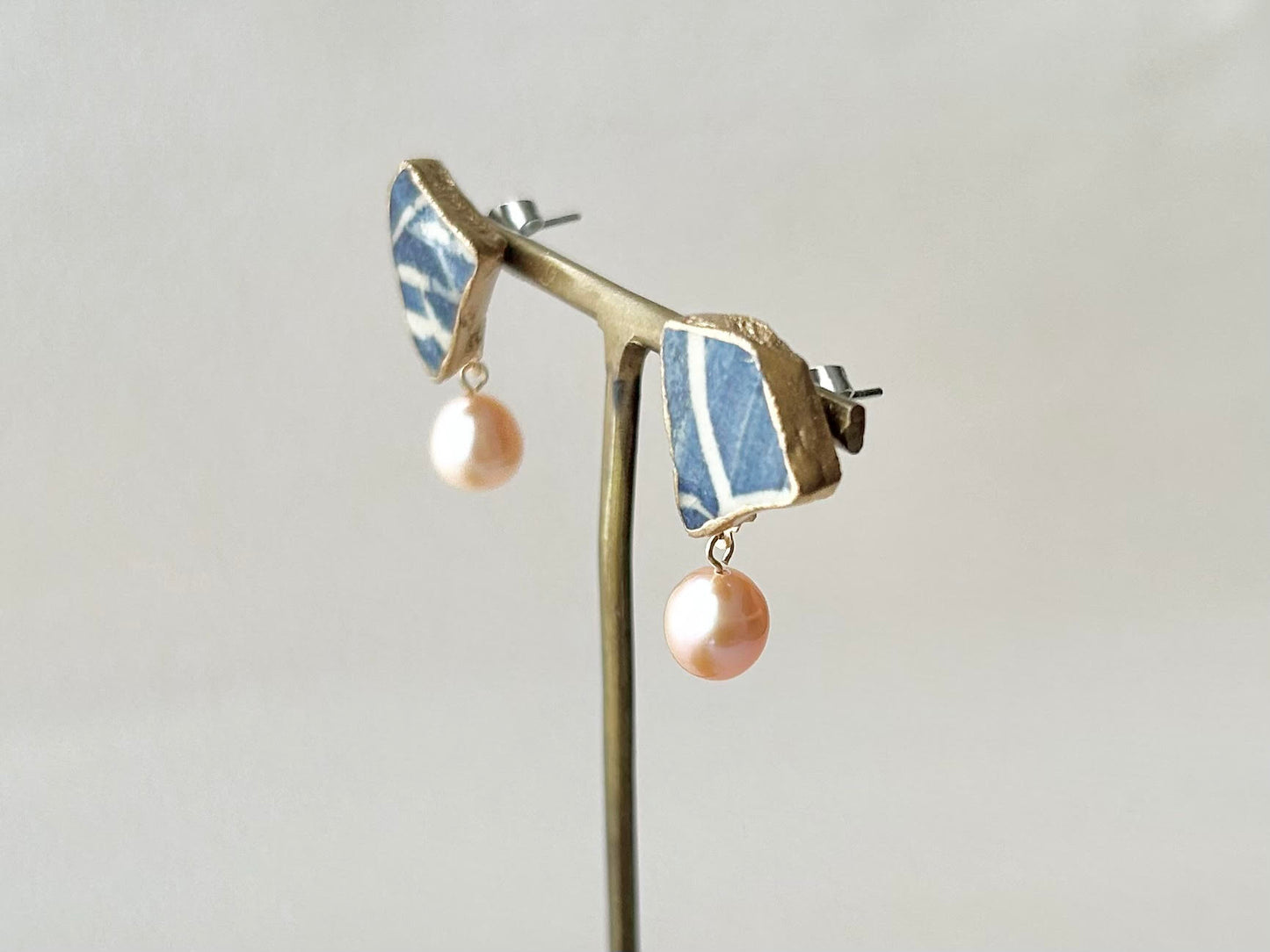 Imari Ware Kintsugi Titanium Earrings Gold Carnelian