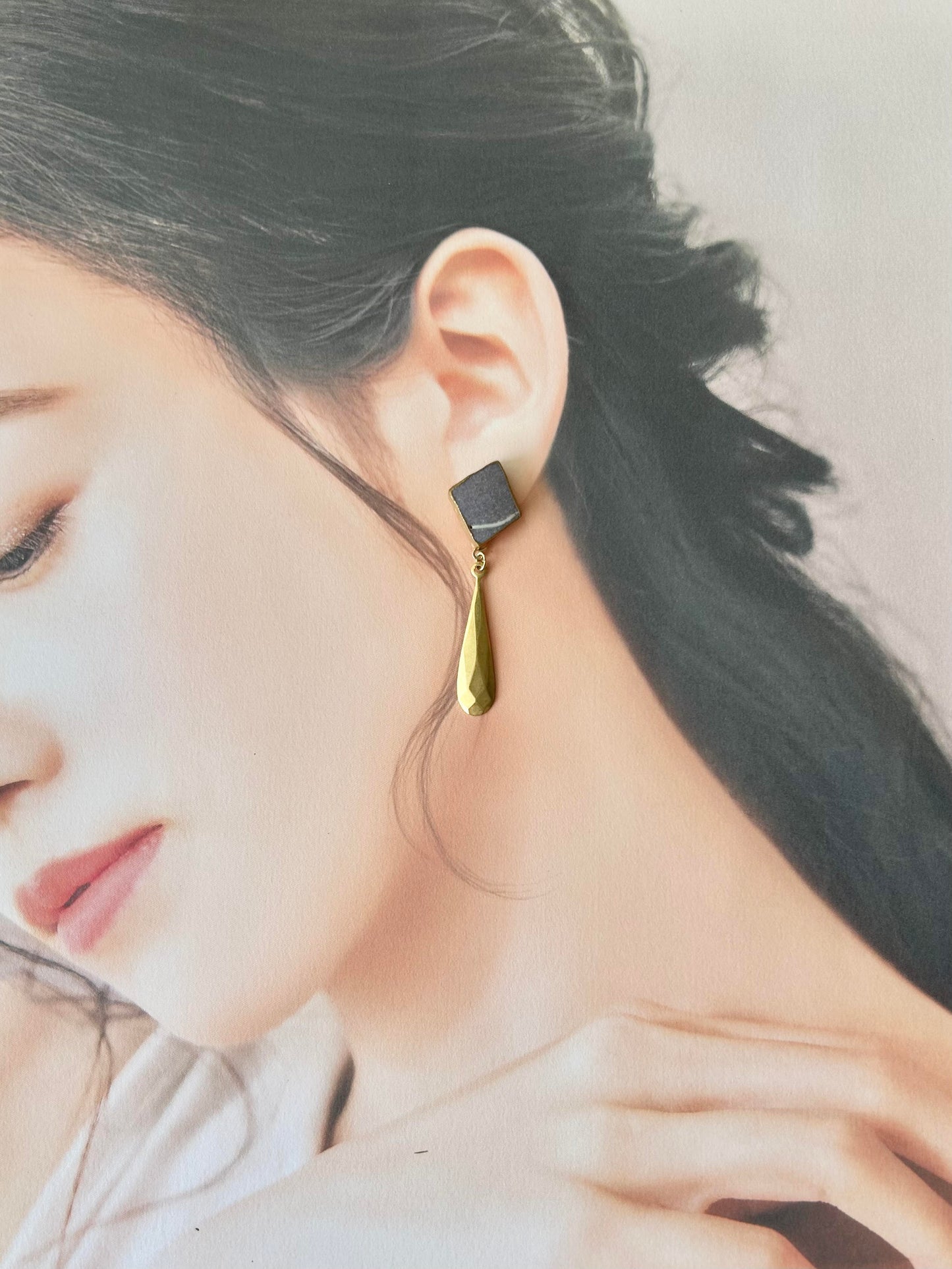 Imari Ware Kintsugi Titanium Earrings Gold Carnelian