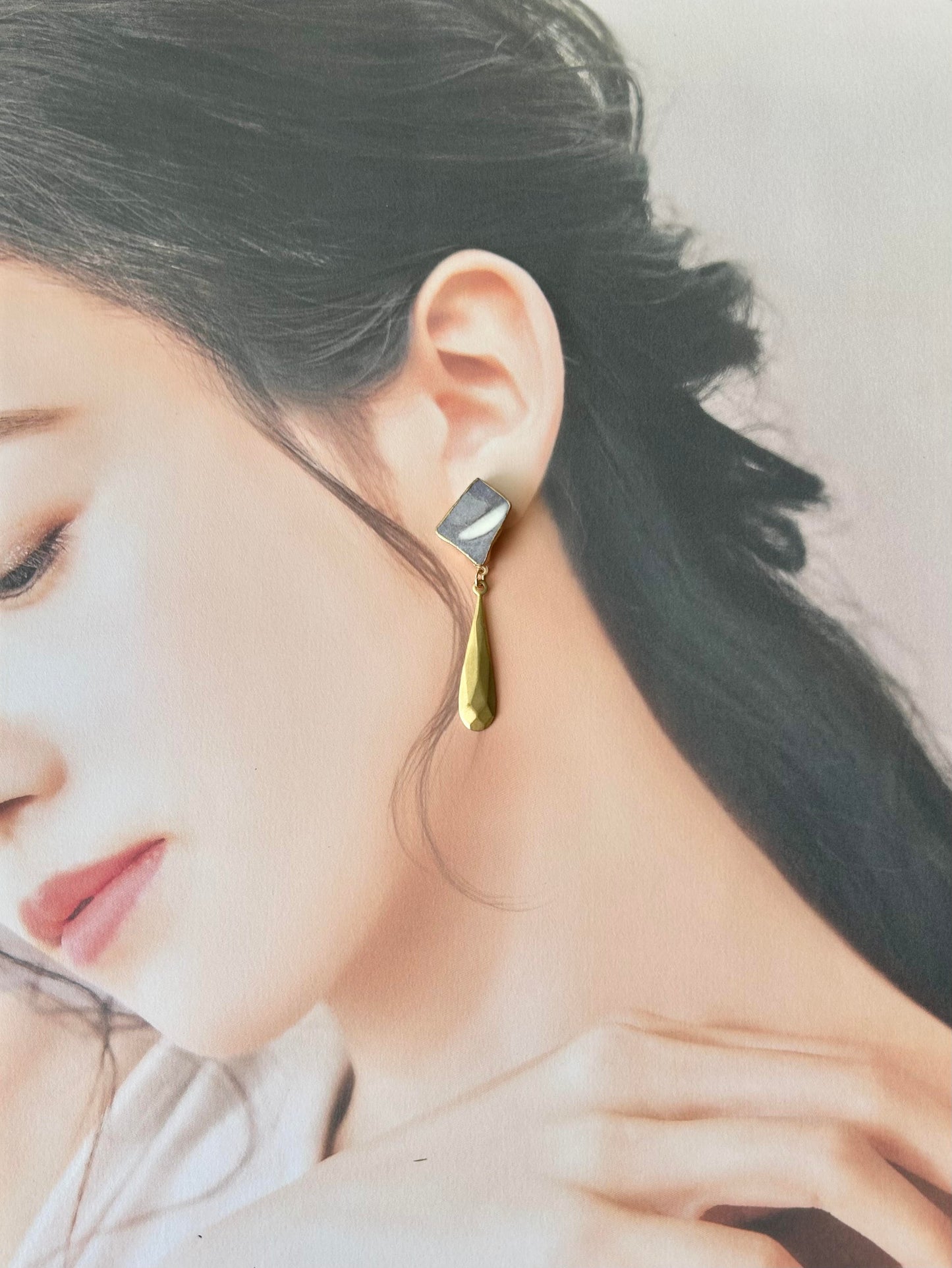 Imari Ware Kintsugi Titanium Earrings Gold Carnelian
