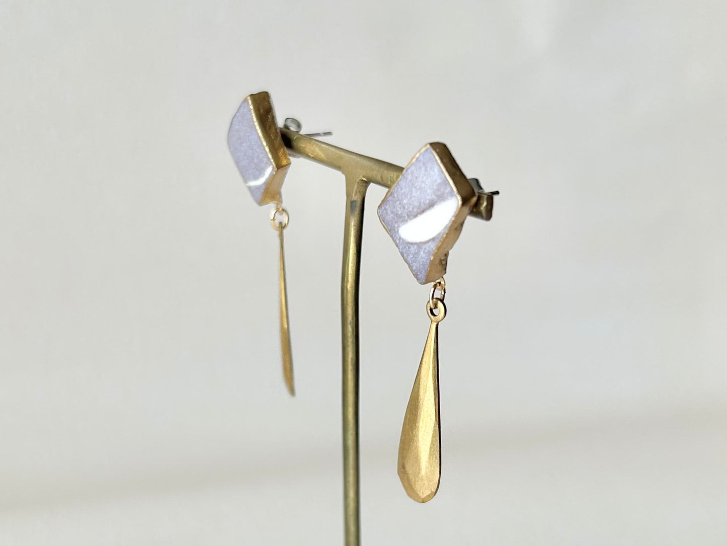 Imari Ware Kintsugi Titanium Earrings Gold Carnelian