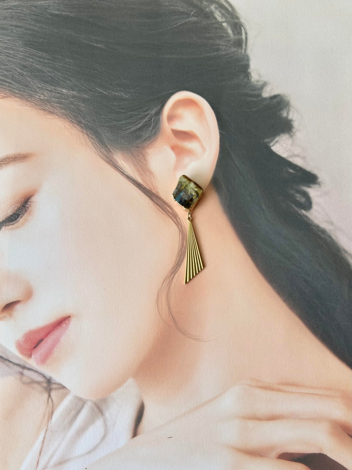 Imari Ware Kintsugi Titanium Earrings Gold Carnelian