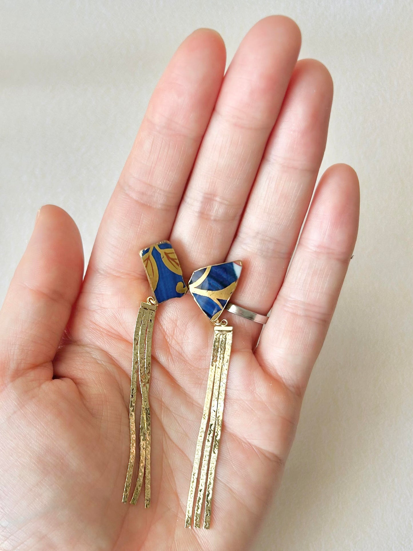 Imari Ware Kintsugi Titanium Earrings Gold Carnelian