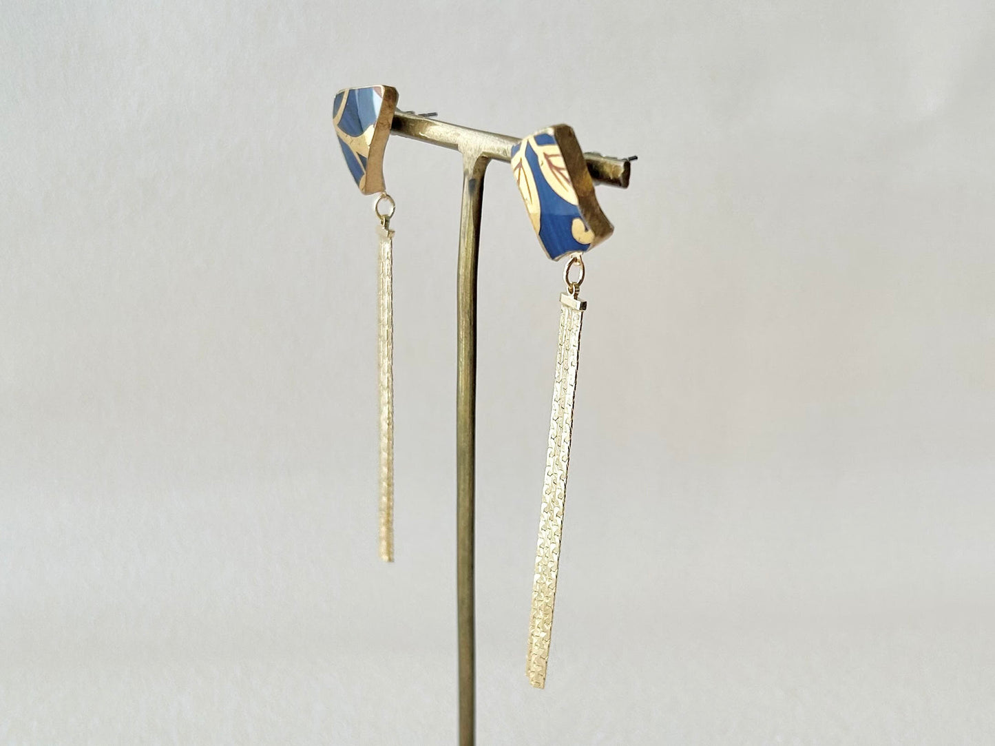 Imari Ware Kintsugi Titanium Earrings Gold Carnelian