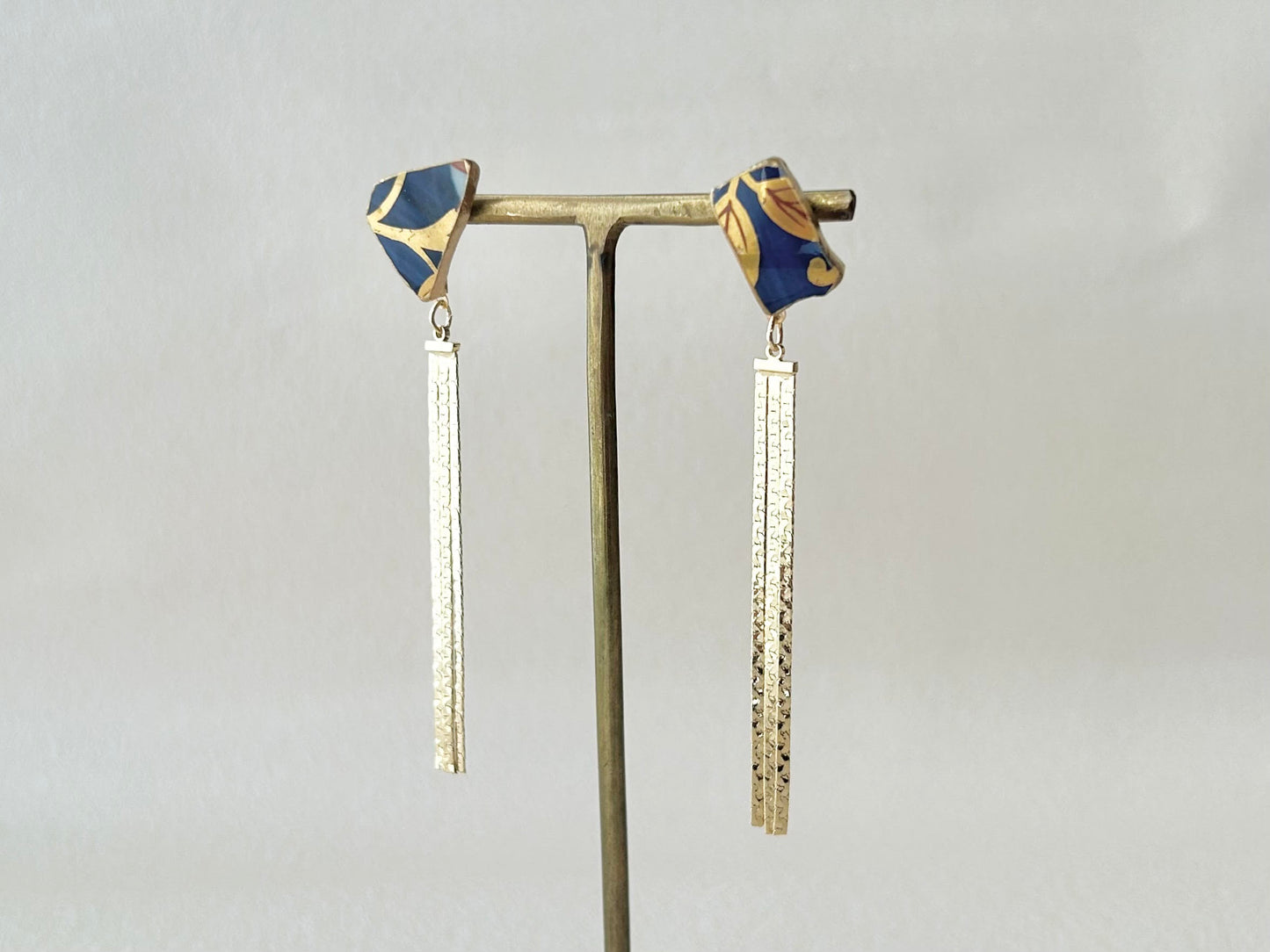 Imari Ware Kintsugi Titanium Earrings Gold Carnelian