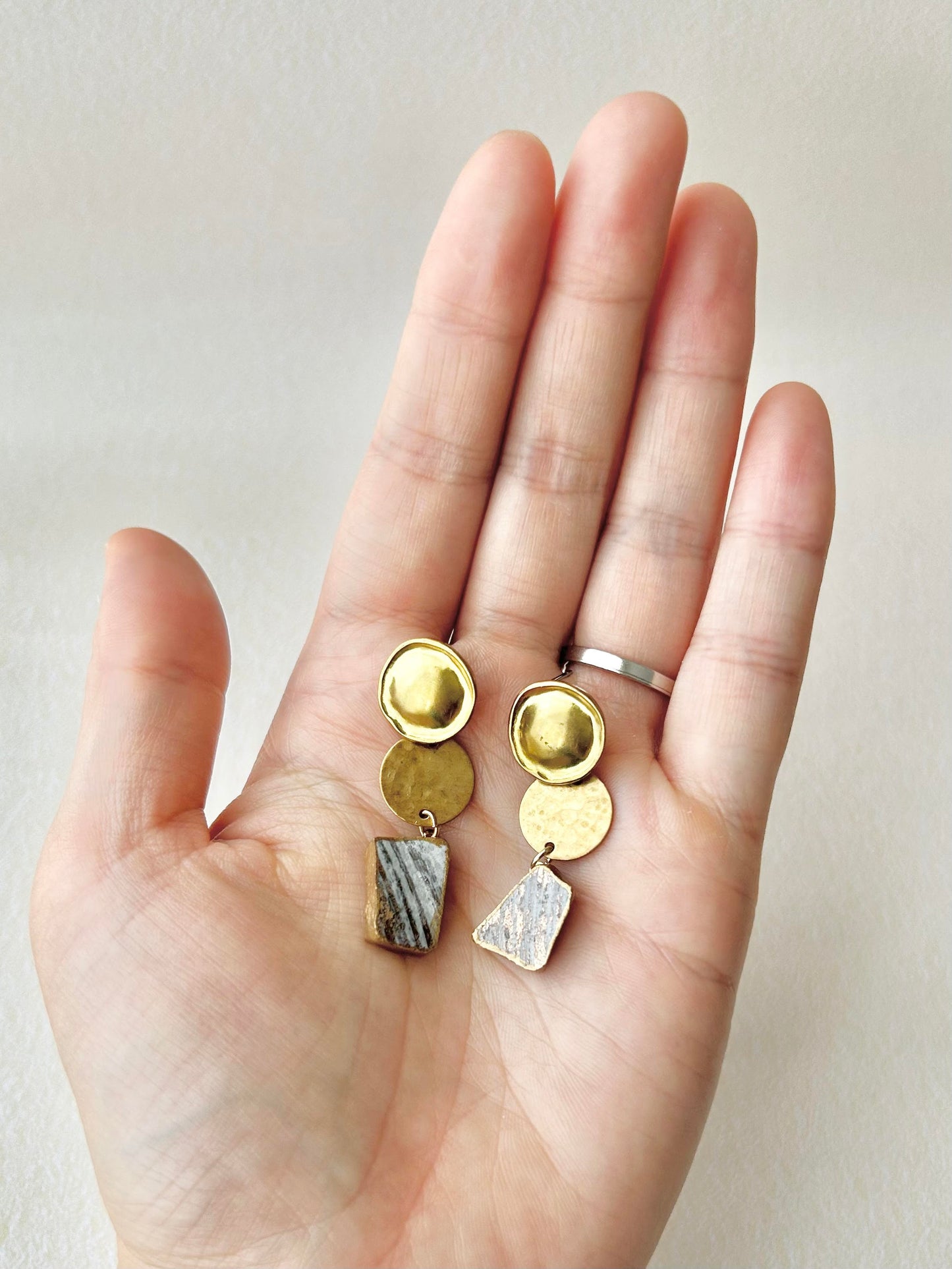 Imari Ware Kintsugi Titanium Earrings Gold Carnelian