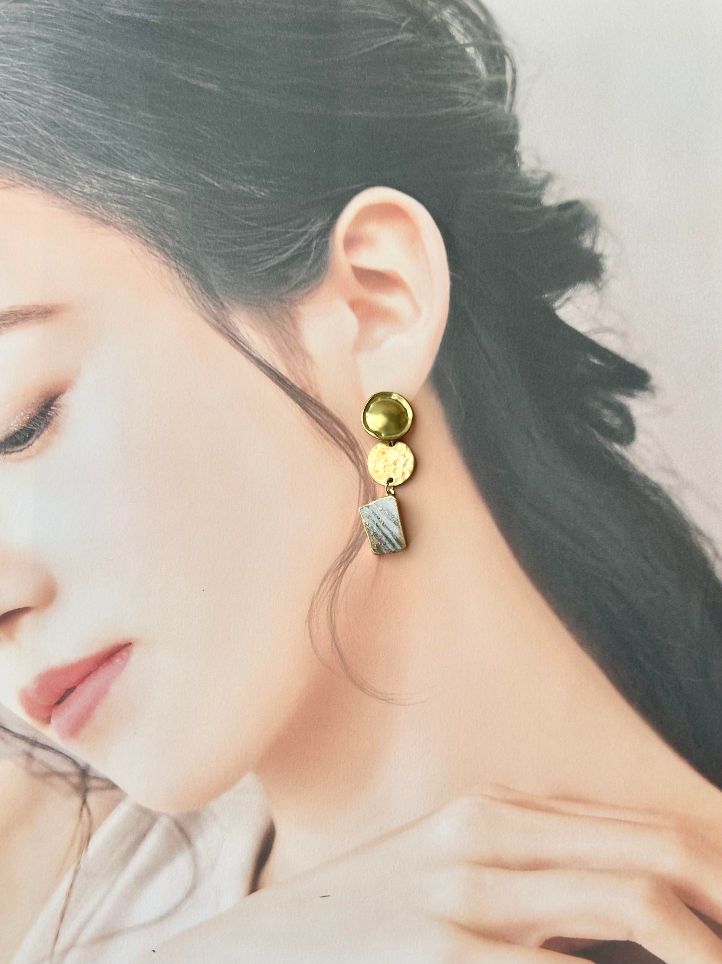 Imari Ware Kintsugi Titanium Earrings Gold Carnelian