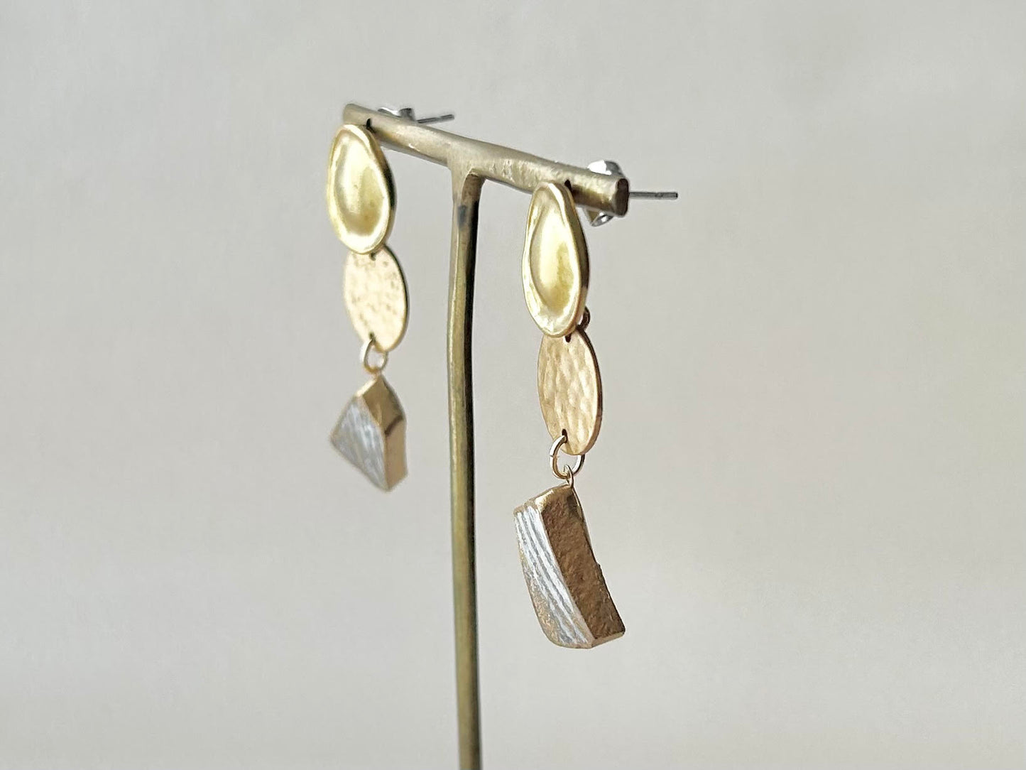 Imari Ware Kintsugi Titanium Earrings Gold Carnelian