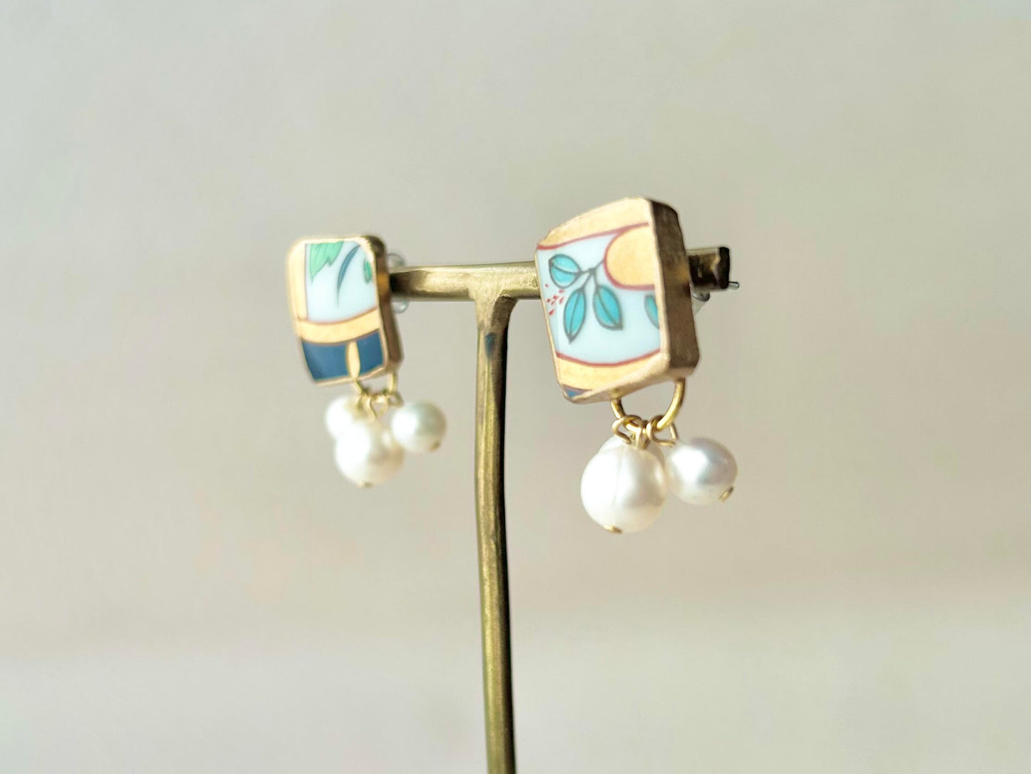 Imari Ware Kintsugi Titanium Earrings Gold Carnelian