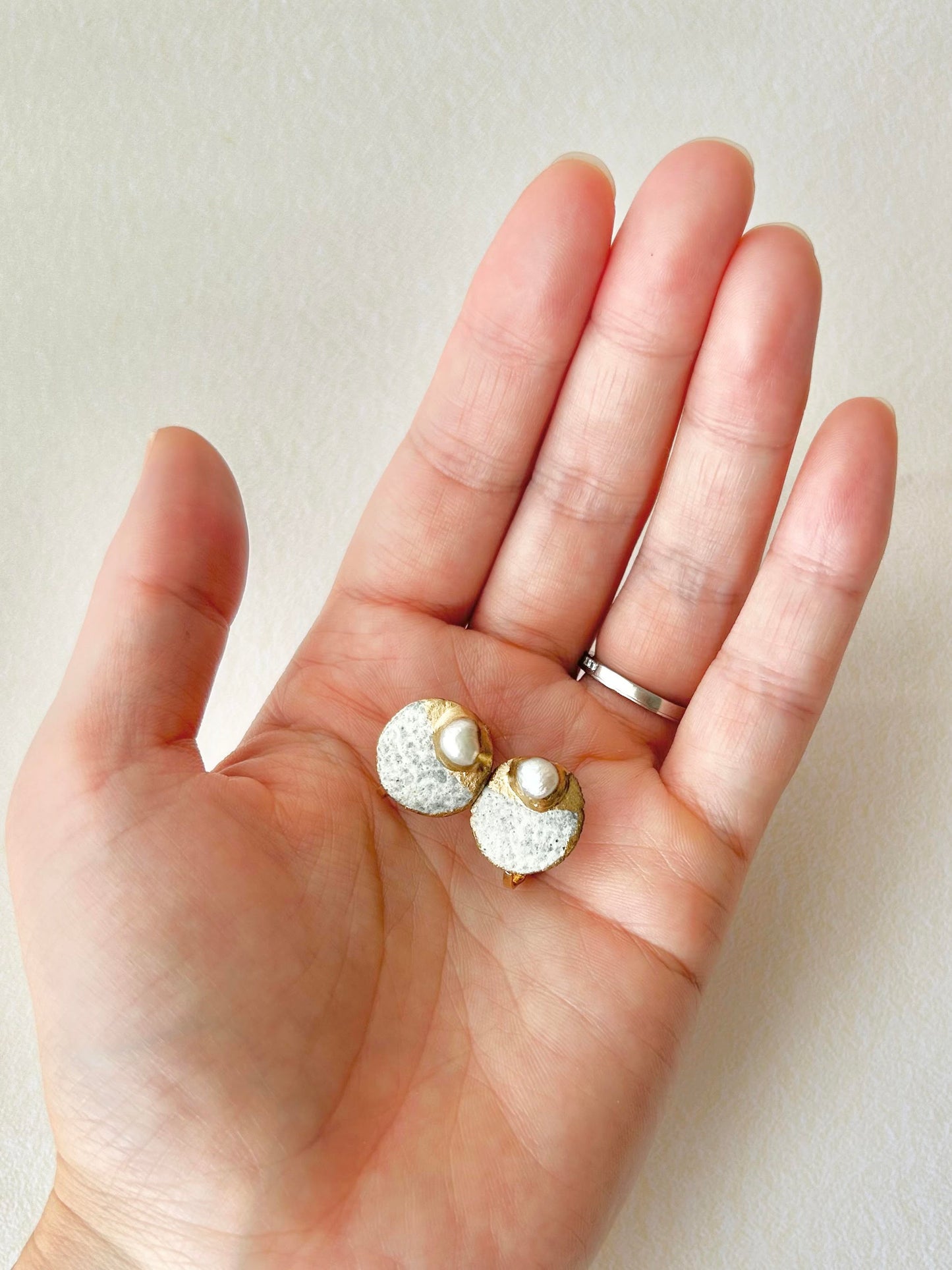 唐津焼 白華窯 金継ぎ ネジバネ式イヤリング ゴールド 淡水パール 伝統工芸 #221