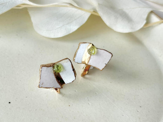 萩焼 金継ぎ ネジバネ式イヤリング ピンク 白色 ペリドット 天然石 伝統工芸 #223