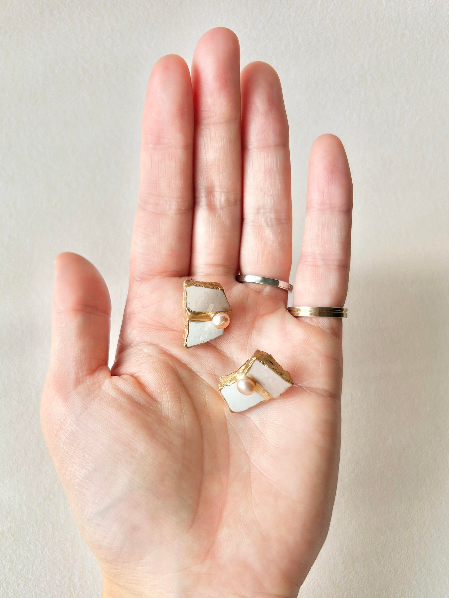 Imari Ware Kintsugi Titanium Earrings Gold Carnelian