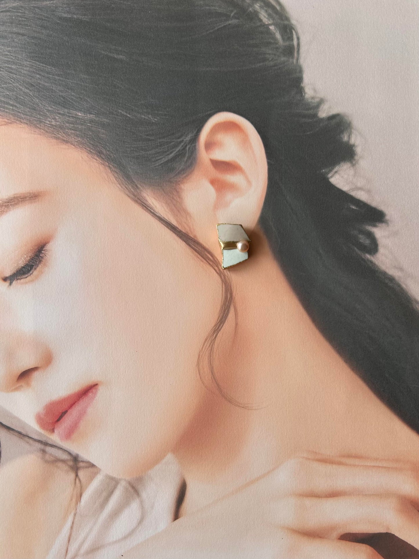 Imari Ware Kintsugi Titanium Earrings Gold Carnelian