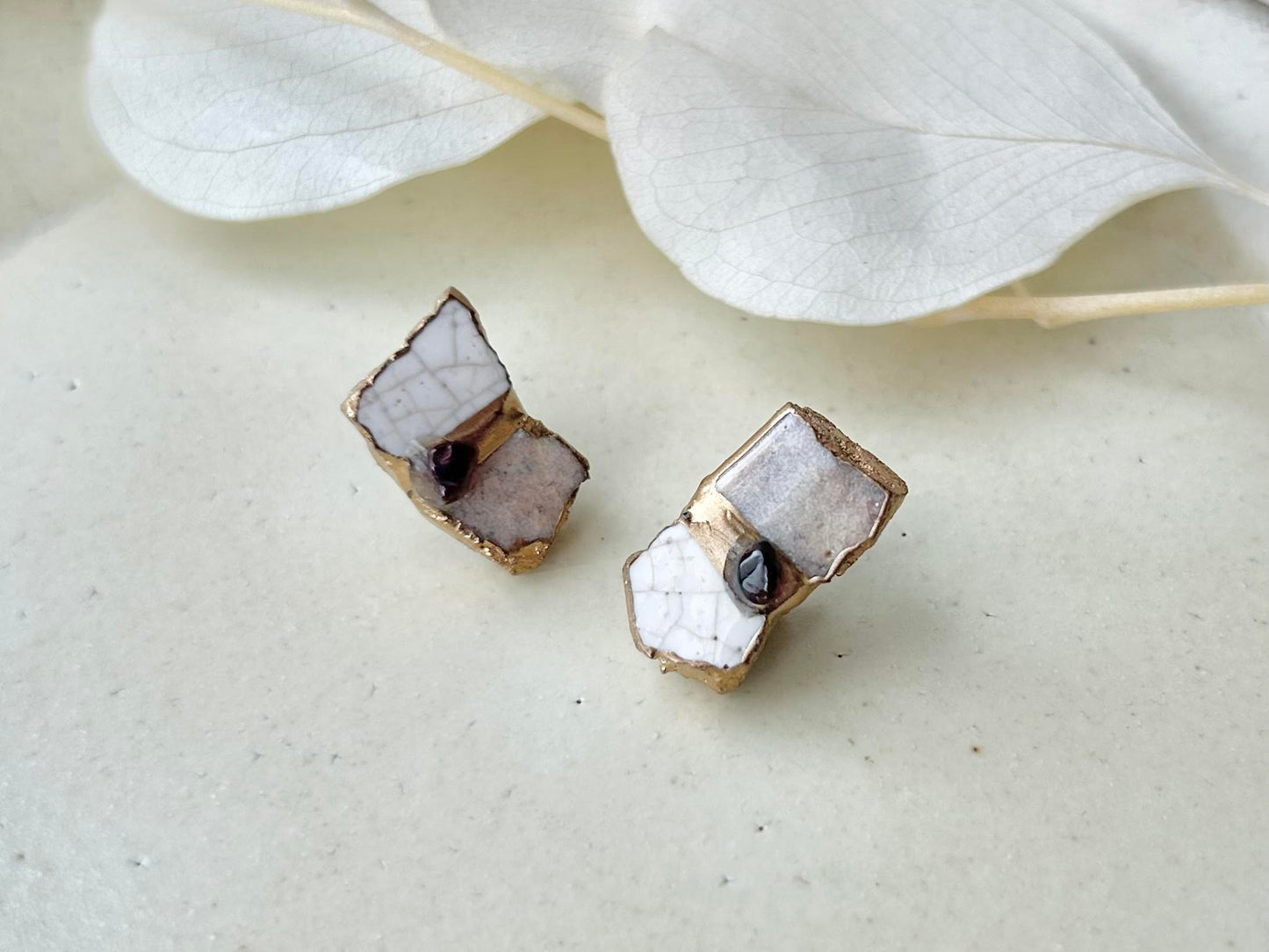 Imari Ware Kintsugi Titanium Earrings Gold Carnelian