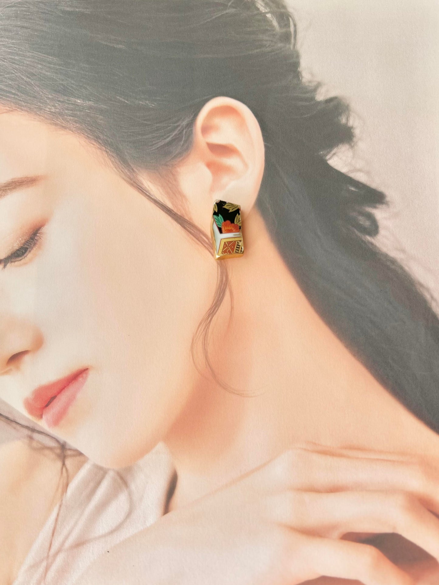 Imari Ware Kintsugi Titanium Earrings Gold Carnelian