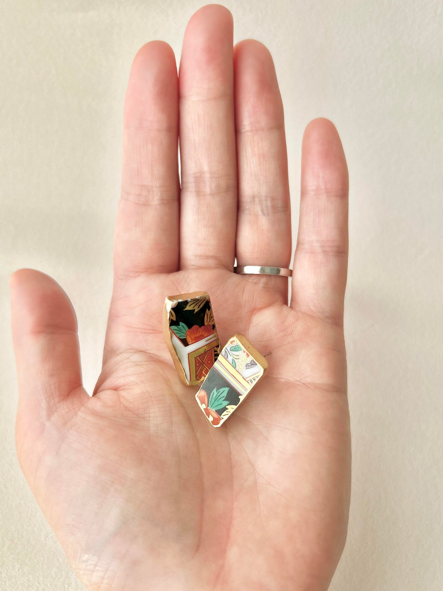 Imari Ware Kintsugi Titanium Earrings Gold Carnelian