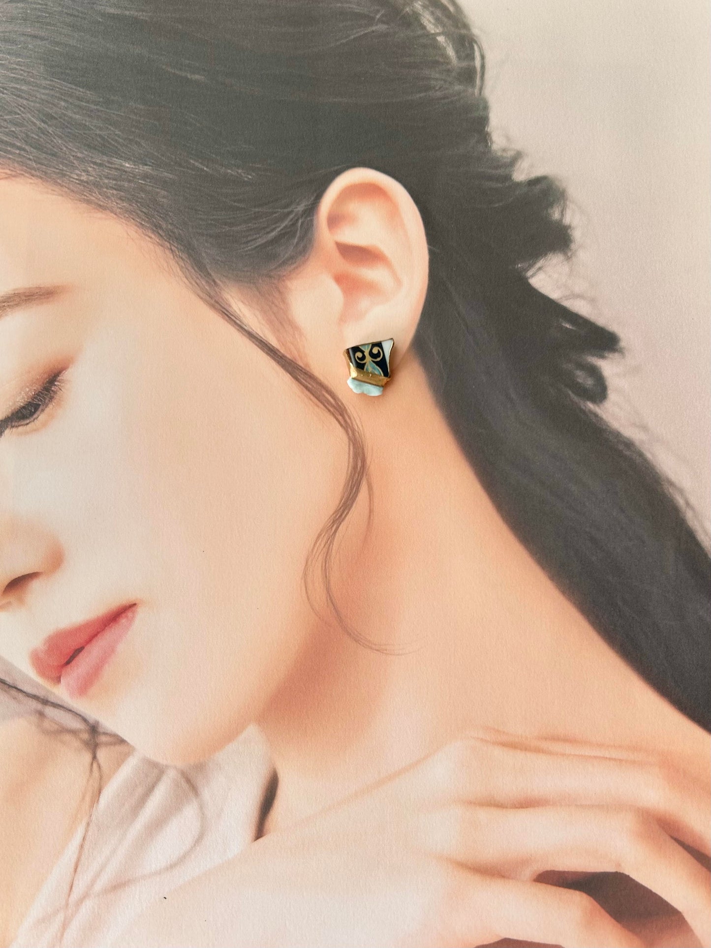 Imari Ware Kintsugi Titanium Earrings Gold Carnelian