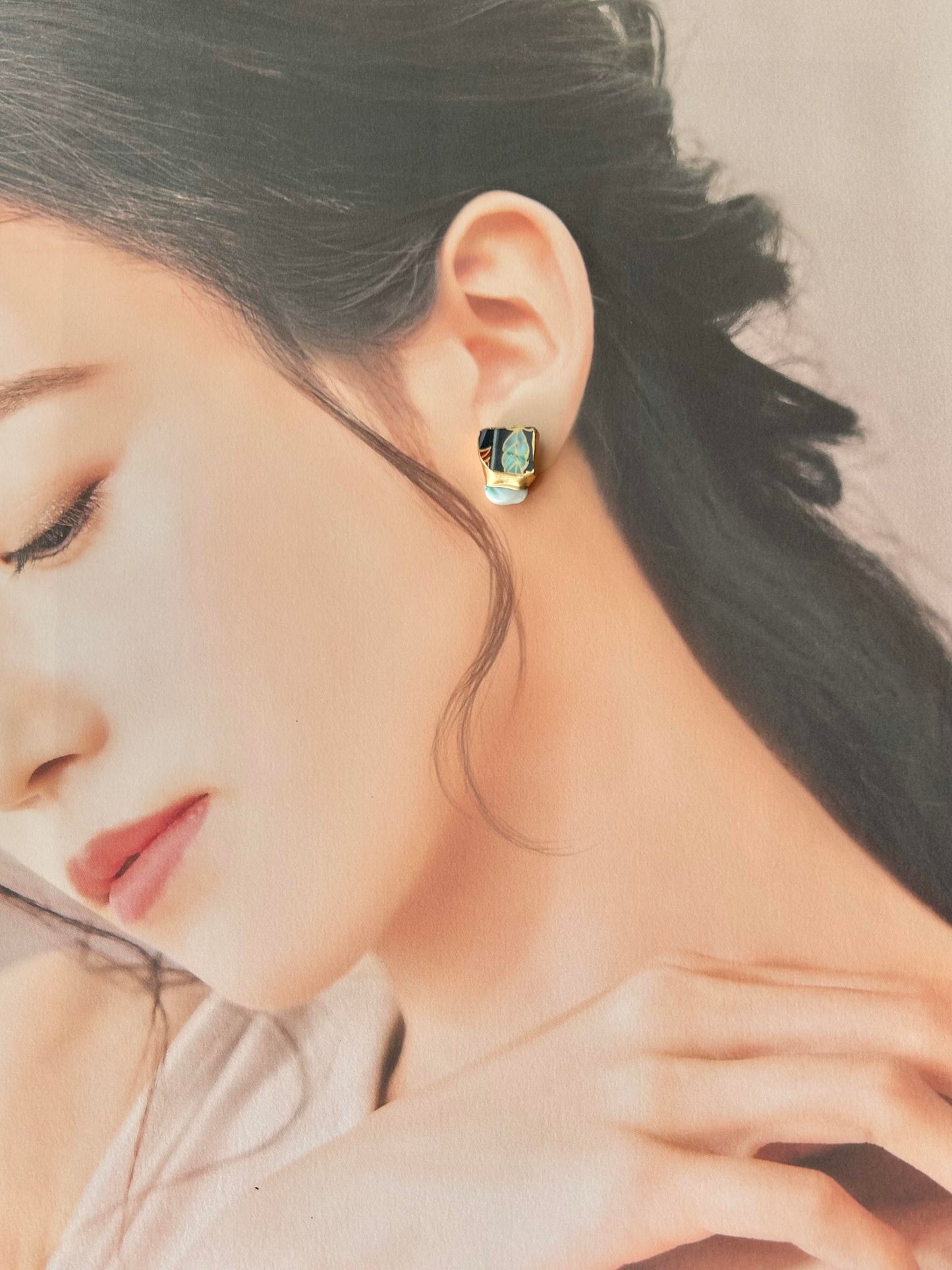 Imari Ware Kintsugi Titanium Earrings Gold Carnelian