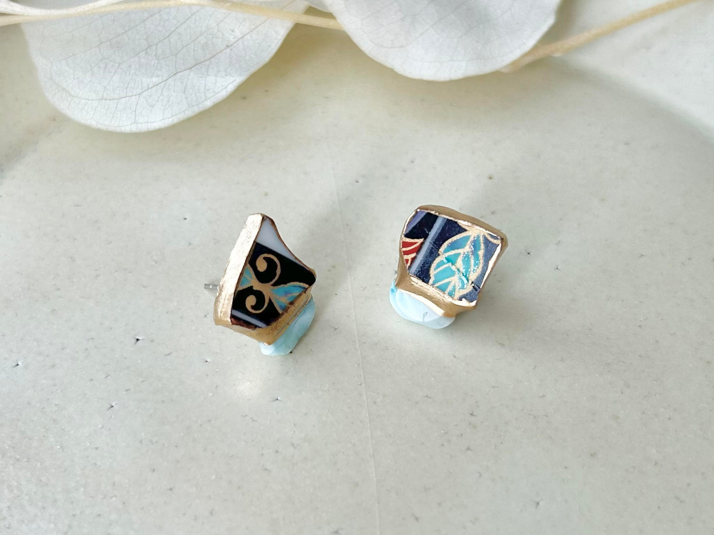 Imari Ware Kintsugi Titanium Earrings Gold Carnelian