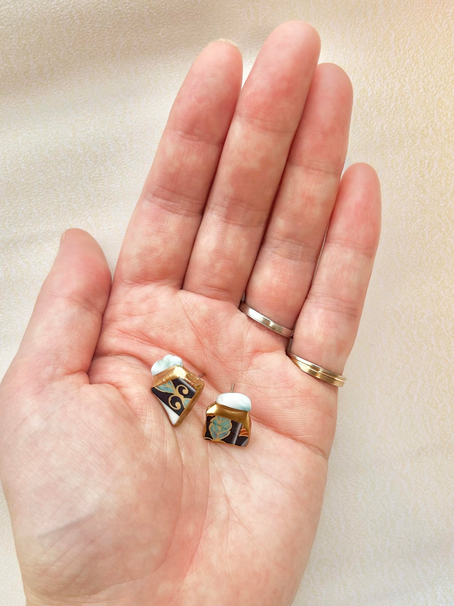 Imari Ware Kintsugi Titanium Earrings Gold Carnelian