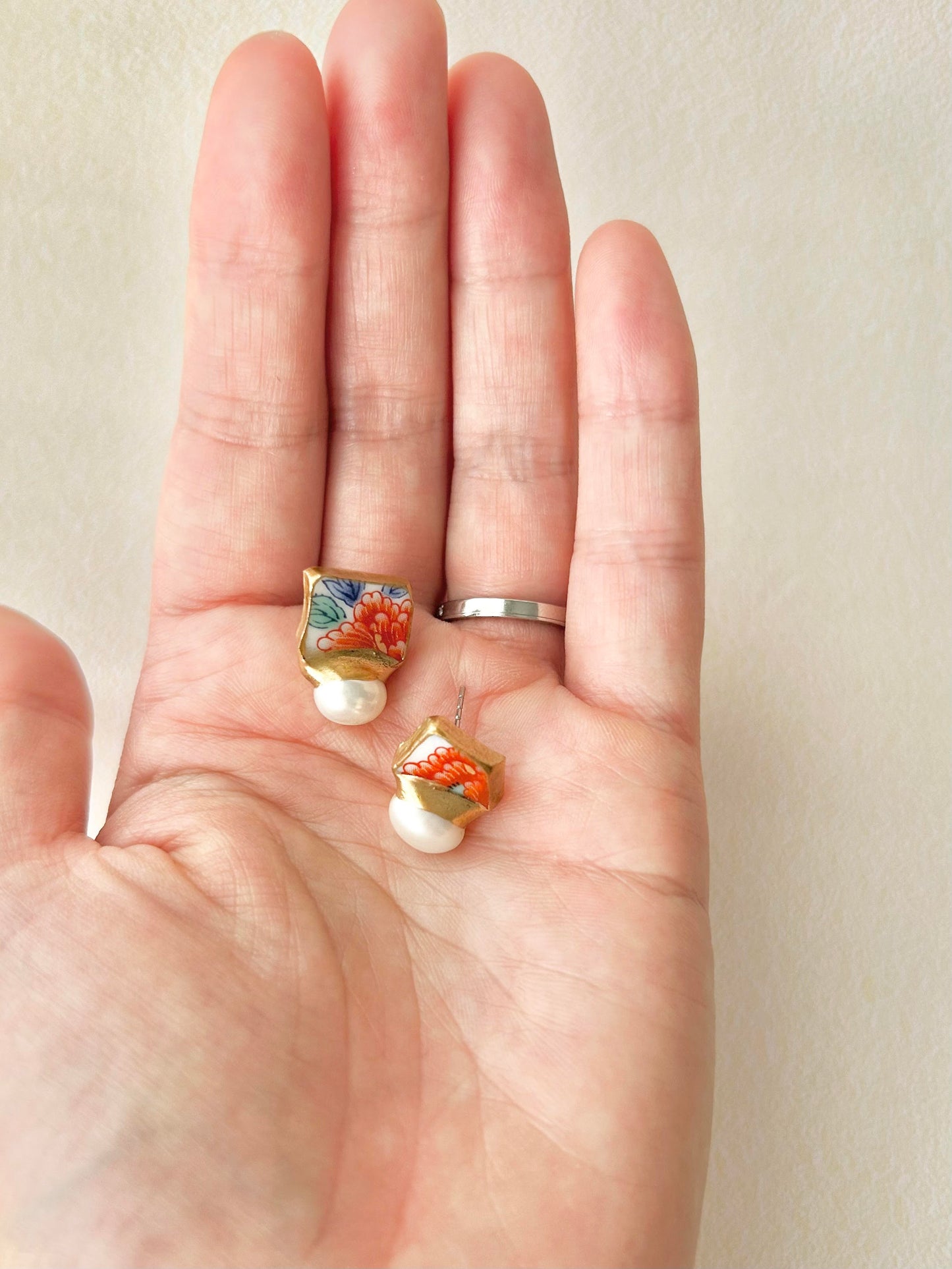 Imari Ware Kintsugi Titanium Earrings Gold Carnelian
