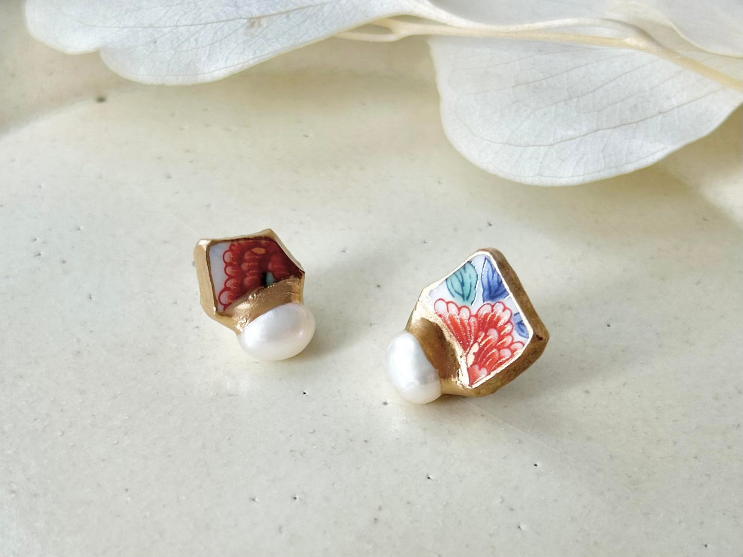 Imari Ware Kintsugi Titanium Earrings Gold Carnelian
