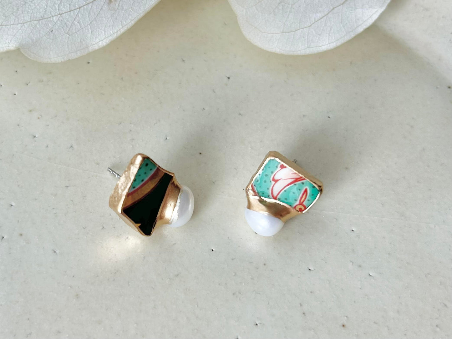 Imari Ware Kintsugi Titanium Earrings Gold Carnelian