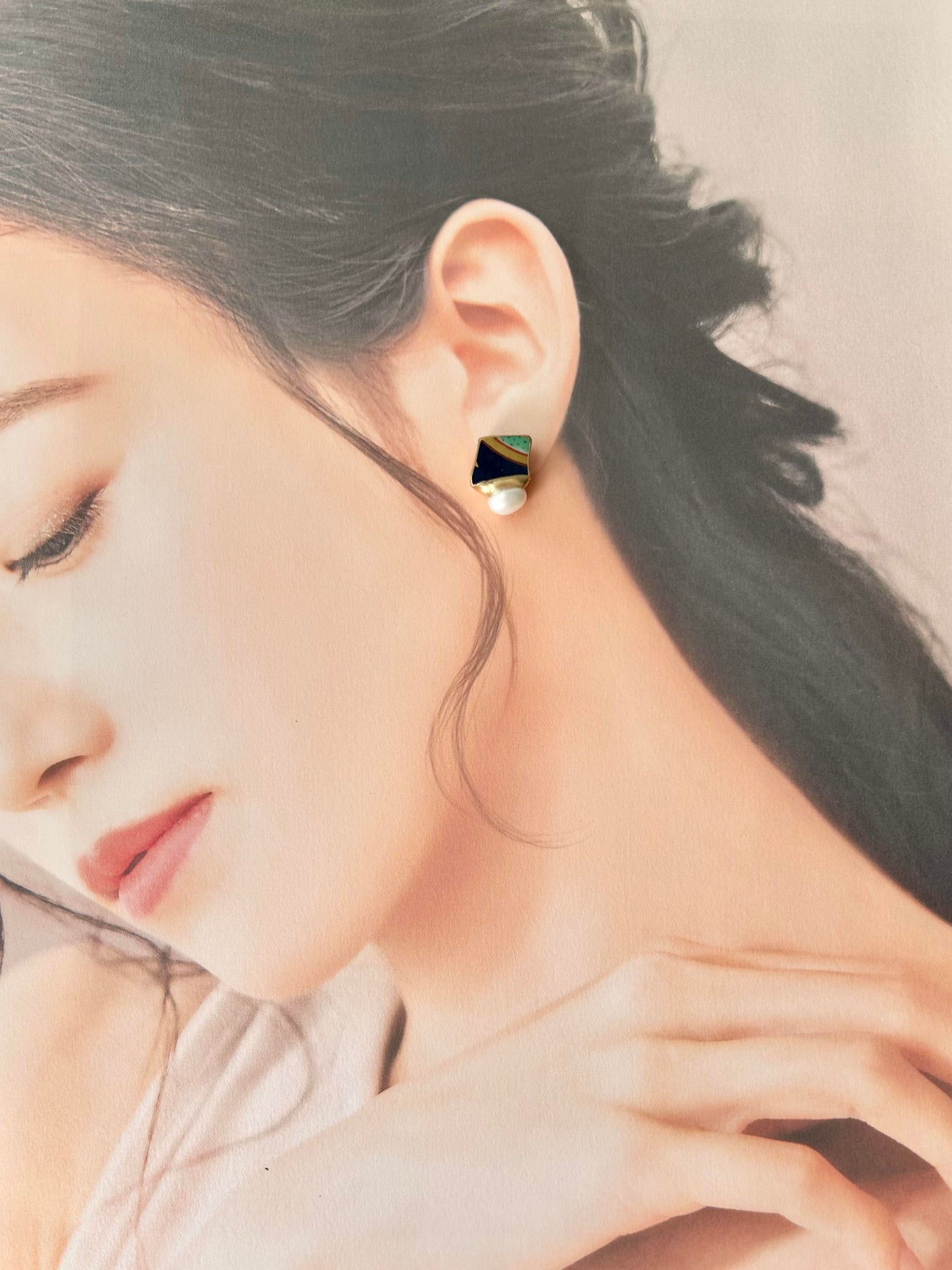 Imari Ware Kintsugi Titanium Earrings Gold Carnelian