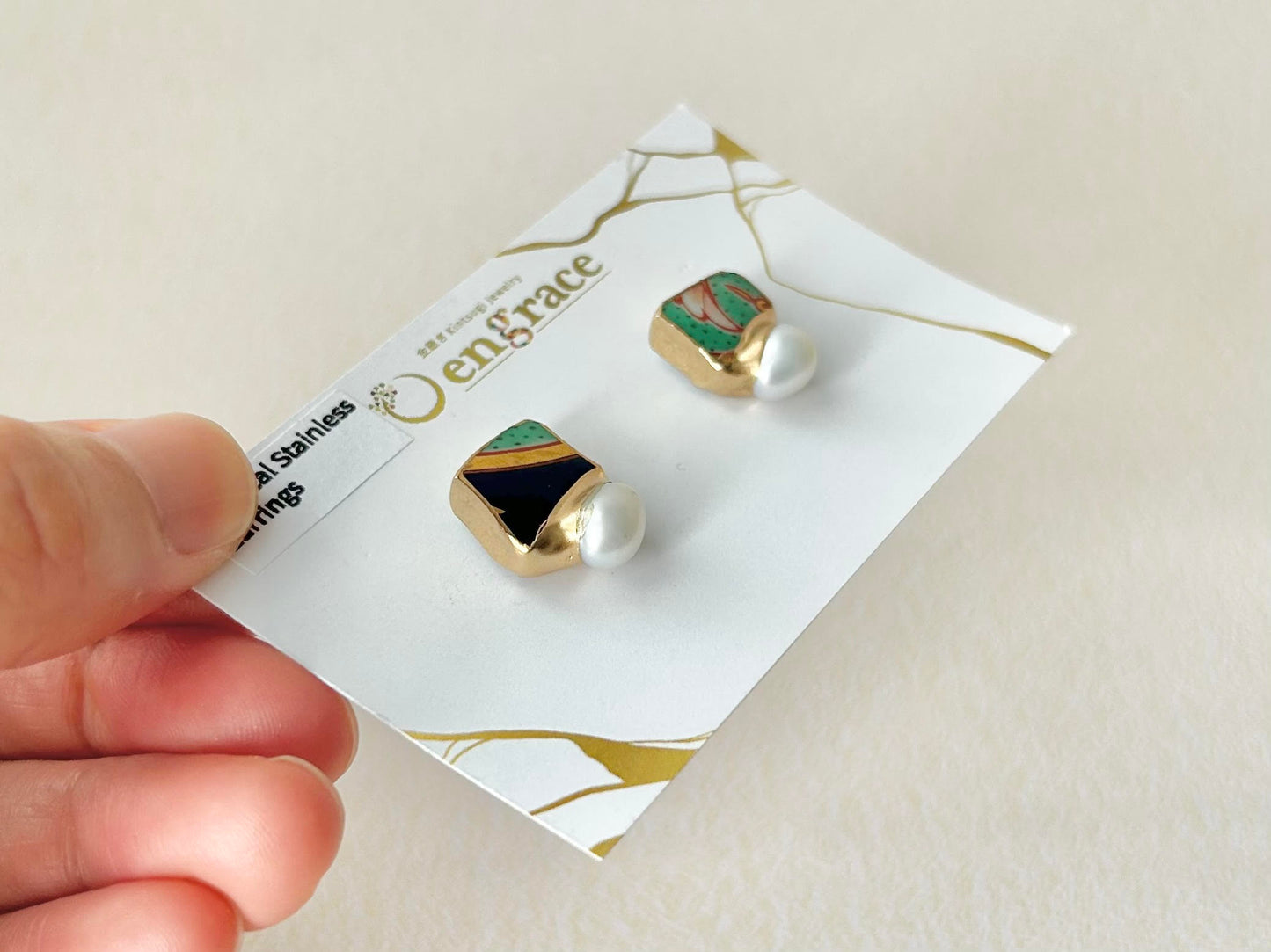 Imari Ware Kintsugi Titanium Earrings Gold Carnelian