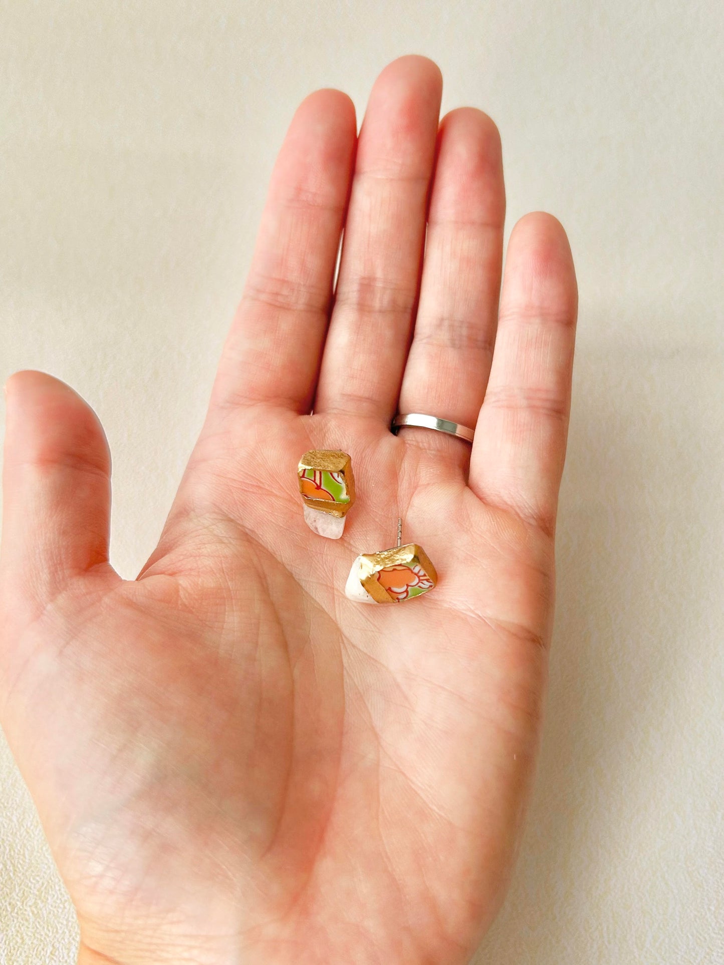 Imari Ware Kintsugi Titanium Earrings Gold Carnelian