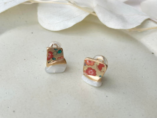 有田焼 金継ぎ 蝶バネクリップイヤリング 金色 赤い花柄 ムーンストーン 天然石 伝統工芸 #232