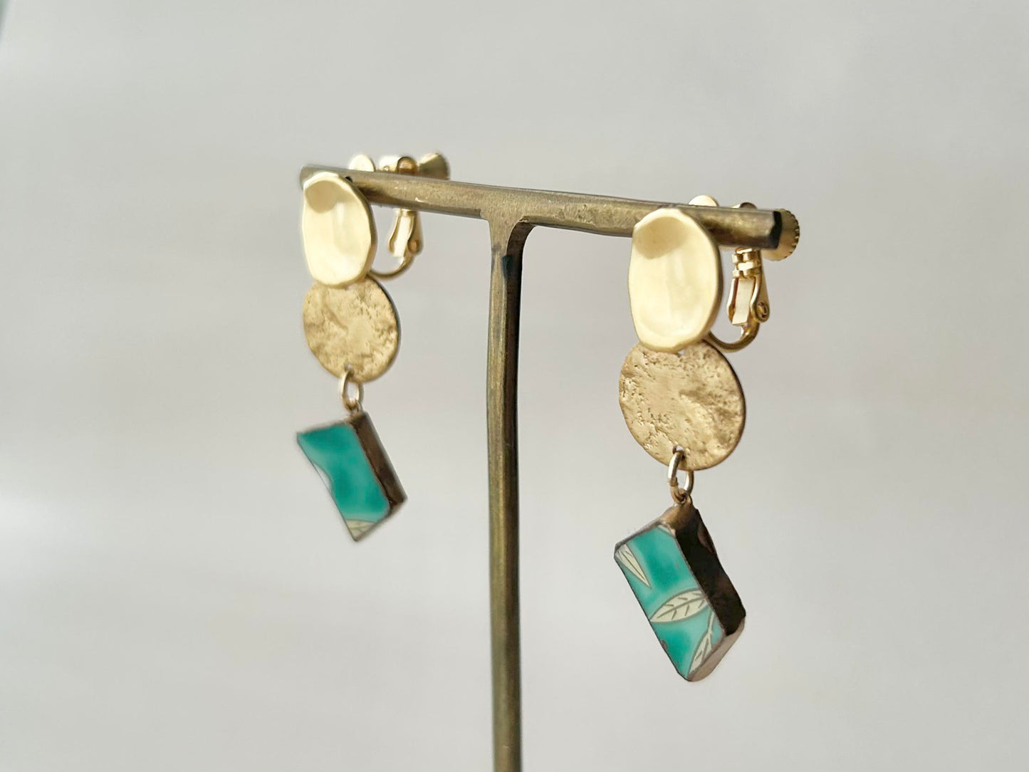 Imari Ware Kintsugi Titanium Earrings Gold Carnelian