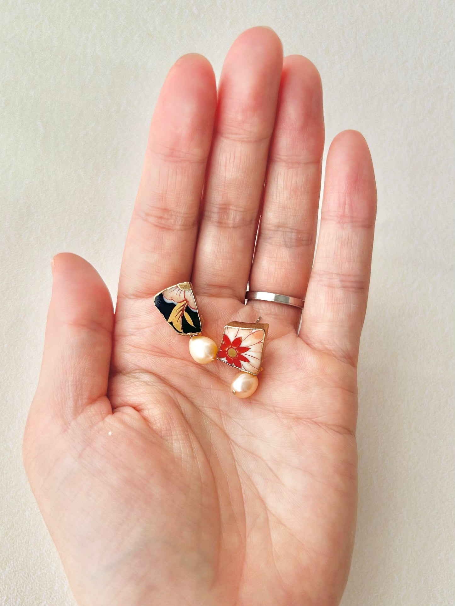 Imari Ware Kintsugi Titanium Earrings Gold Carnelian