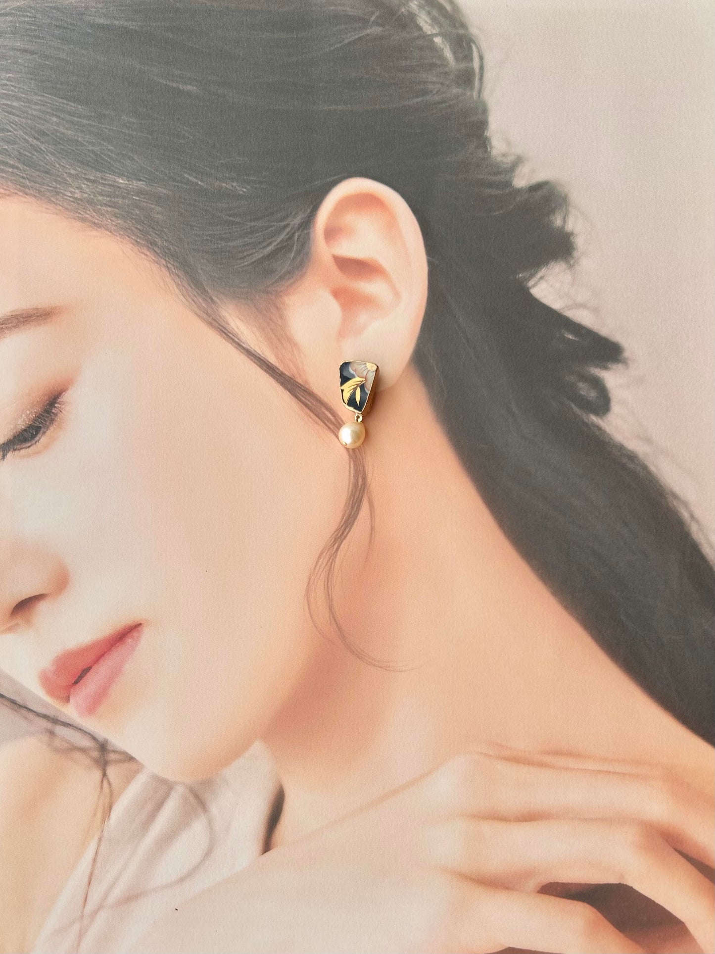 Imari Ware Kintsugi Titanium Earrings Gold Carnelian