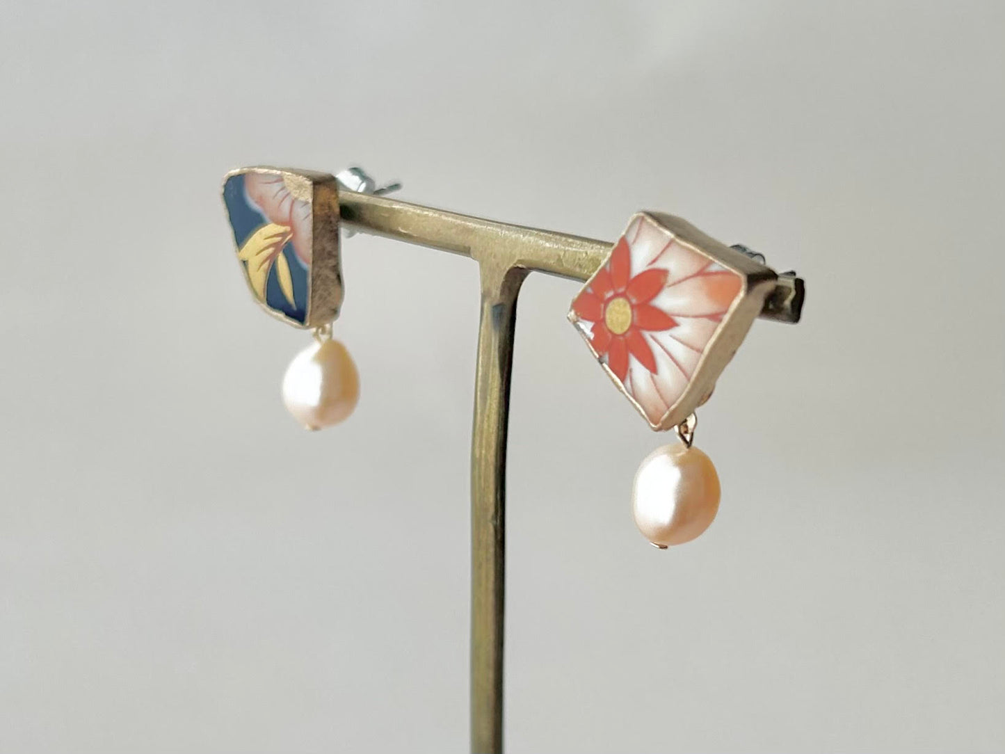 Imari Ware Kintsugi Titanium Earrings Gold Carnelian