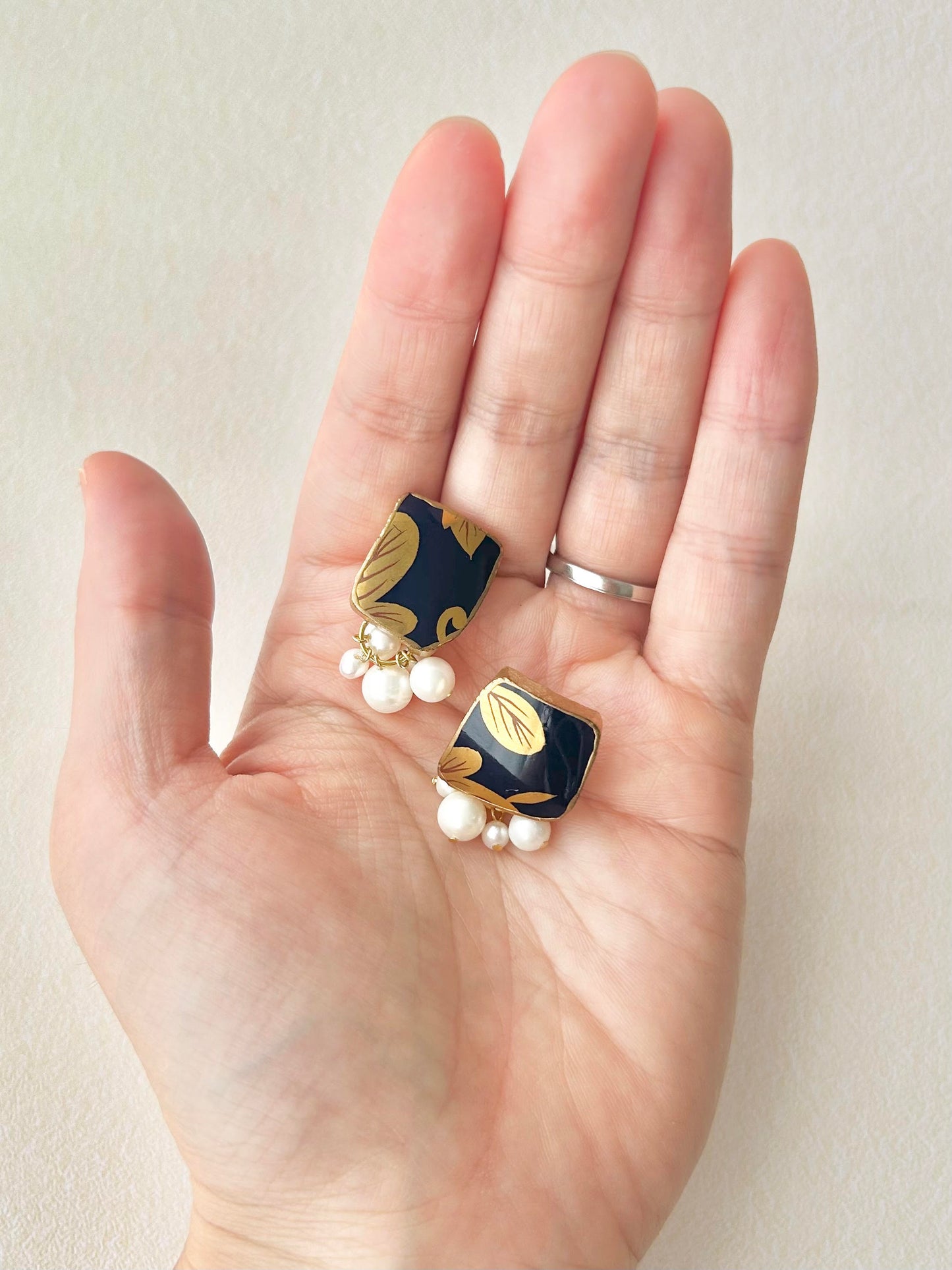 有田焼 金継ぎ サージカルステンレスピアス 金色 リーフ柄 淡水パール 天然石 伝統工芸 #240