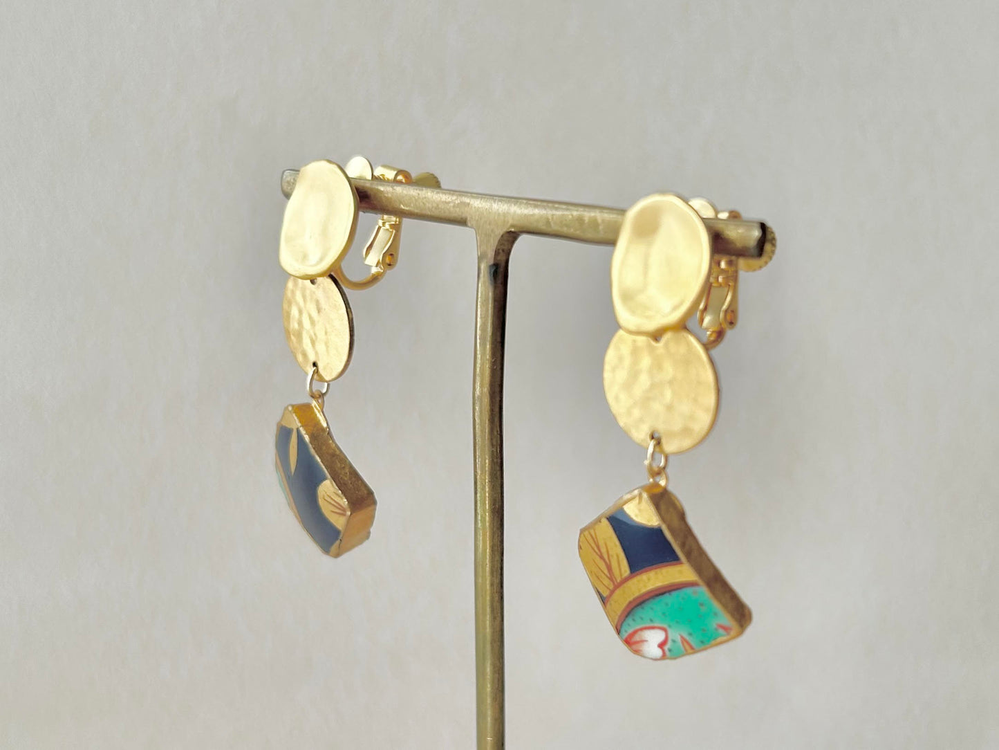 Imari Ware Kintsugi Titanium Earrings Gold Carnelian