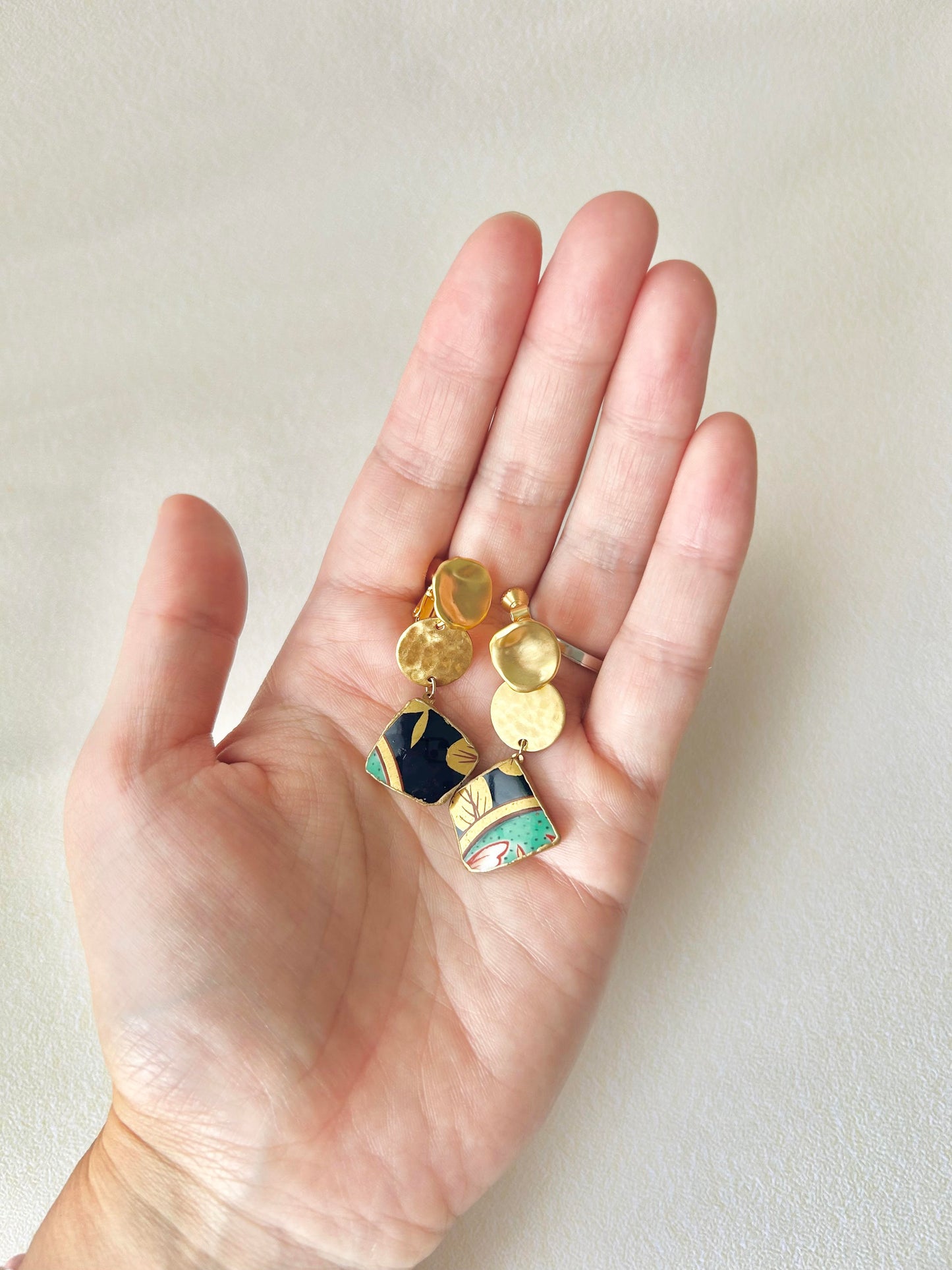 Imari Ware Kintsugi Titanium Earrings Gold Carnelian