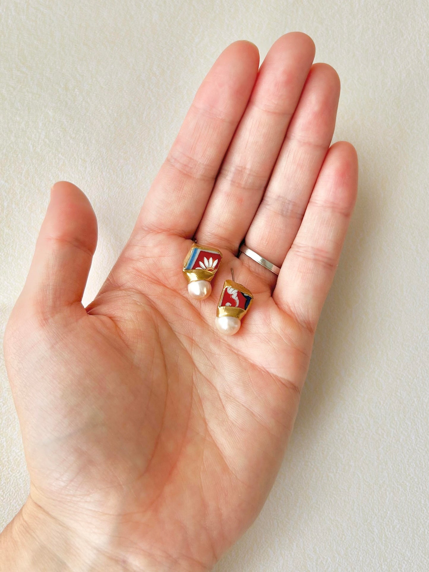 Imari Ware Kintsugi Titanium Earrings Gold Carnelian