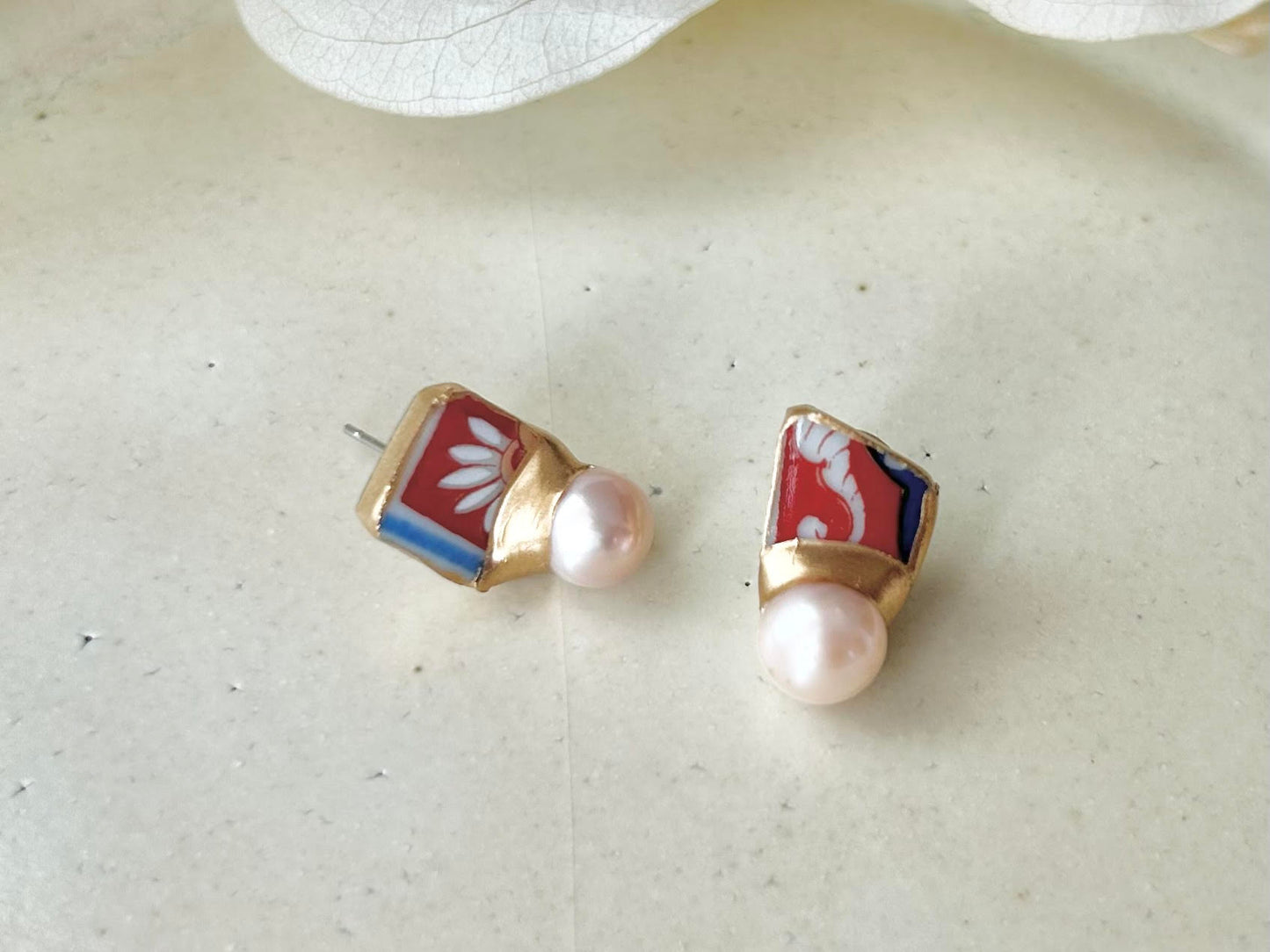 Imari Ware Kintsugi Titanium Earrings Gold Carnelian