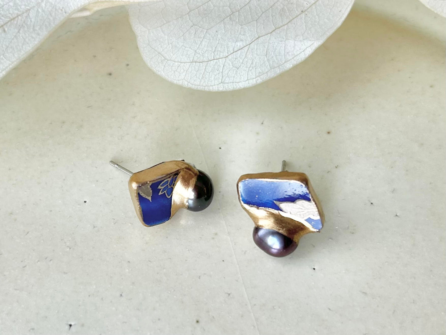 Imari Ware Kintsugi Titanium Earrings Gold Carnelian