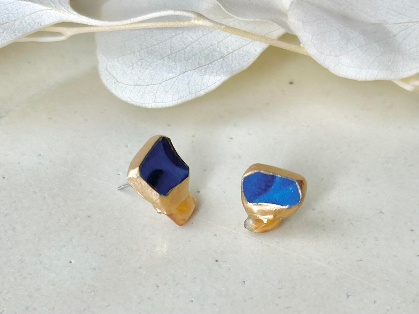 Imari Ware Kintsugi Titanium Earrings Gold Carnelian
