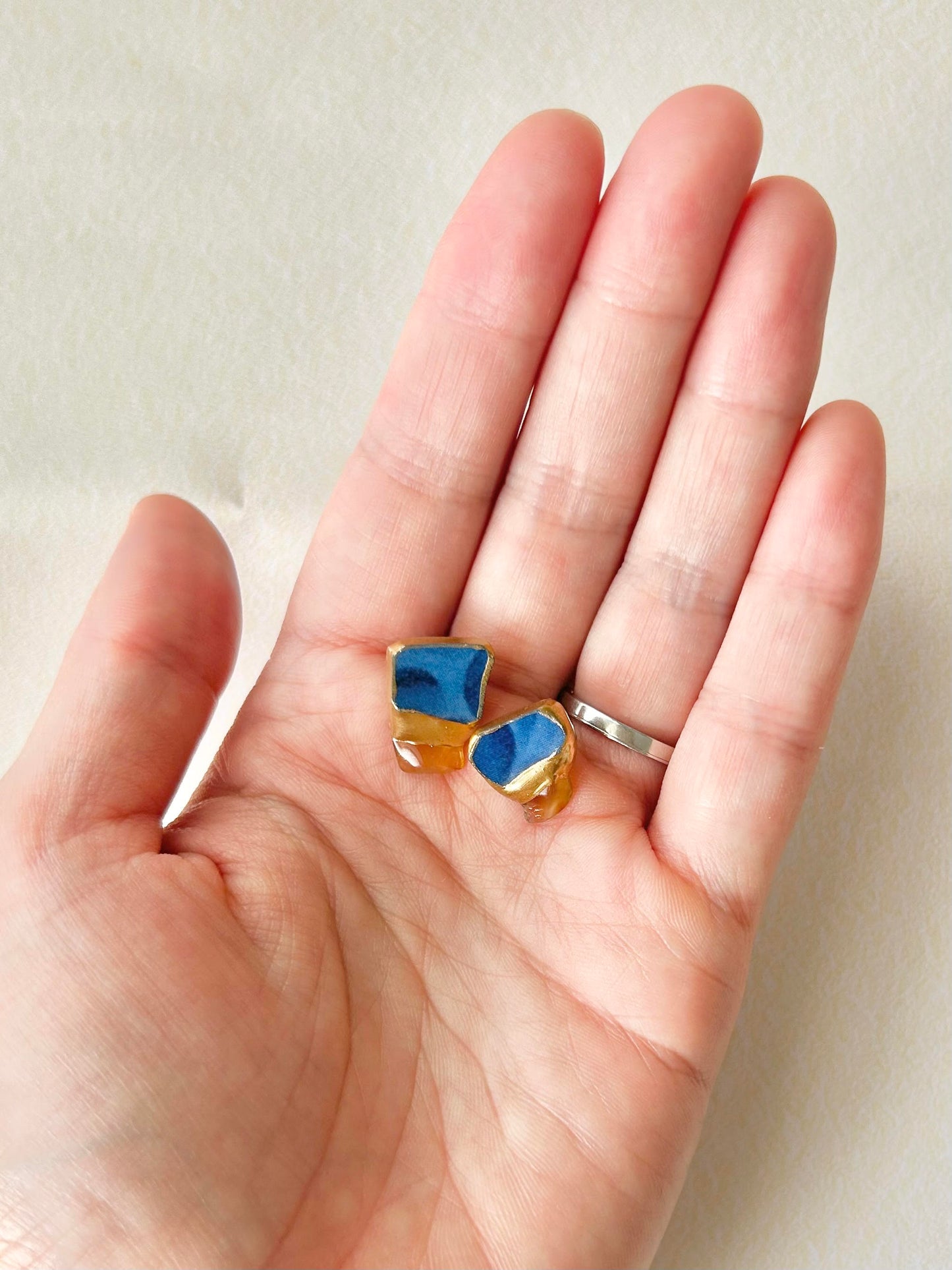 Imari Ware Kintsugi Titanium Earrings Gold Carnelian